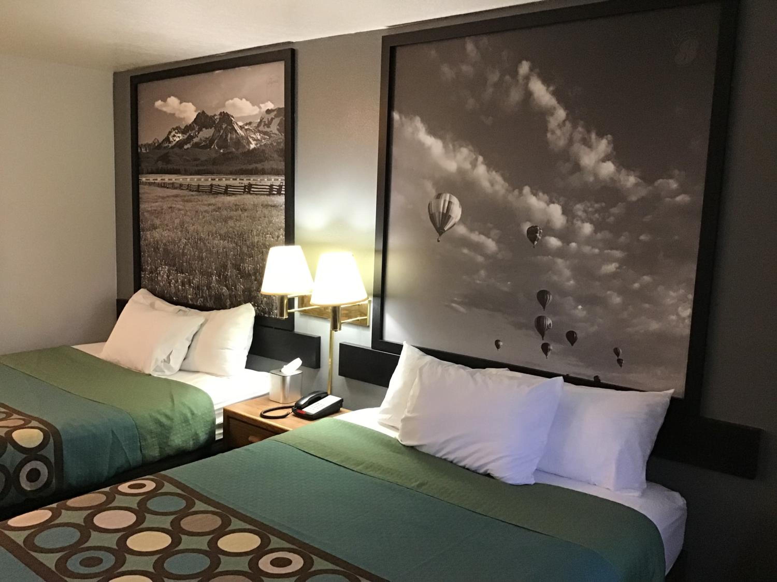 Queen Room with Two Queen Beds - Non-Smoking photo 2