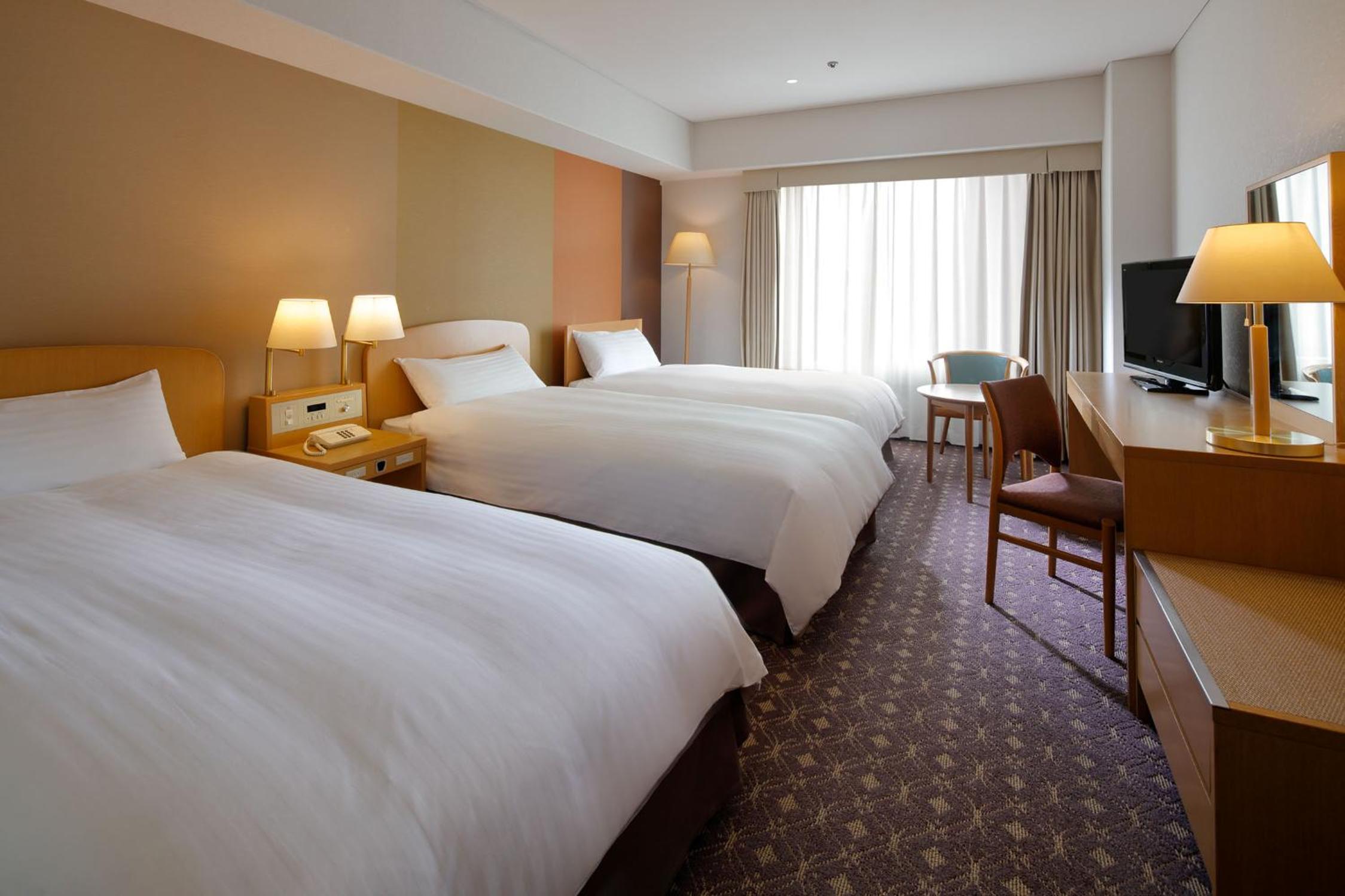 Large Twin Room with Extra Bed - Main Building Standard Floor -  - Non-Smoking - Photo 1