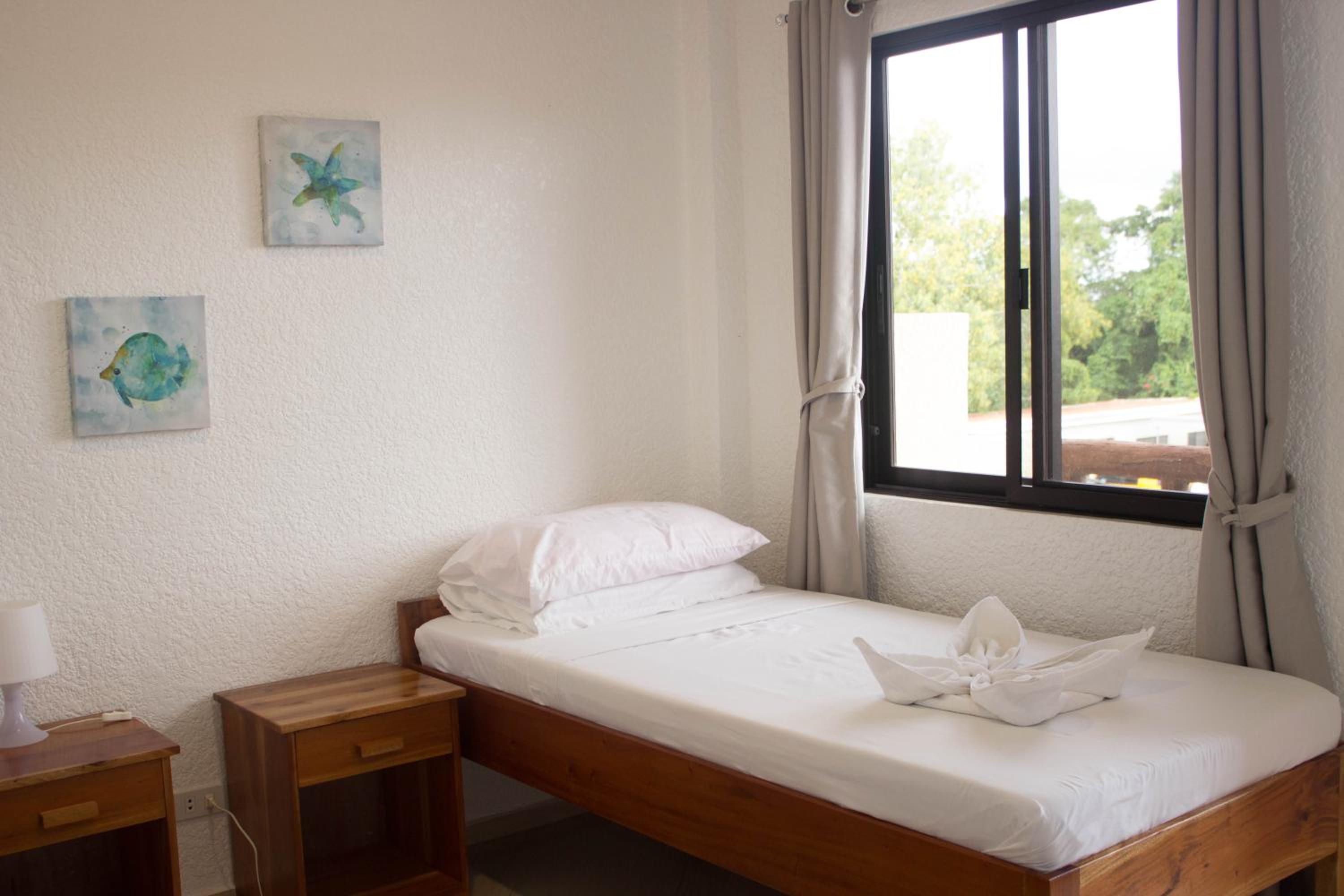 Twin Room with Balcony - Photo 3