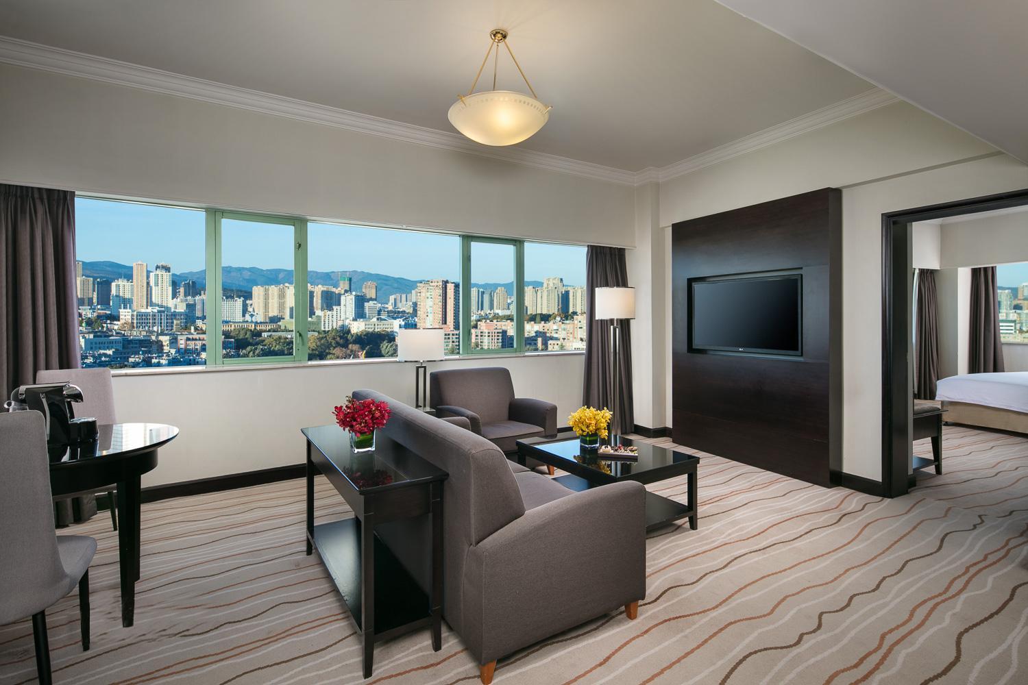 Executive Suite - Photo 2