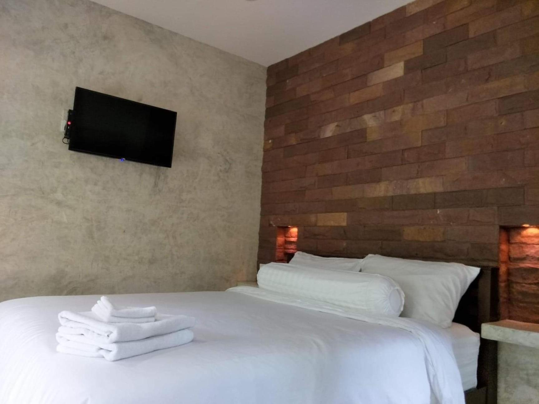 Budget Double Room - Photo 11