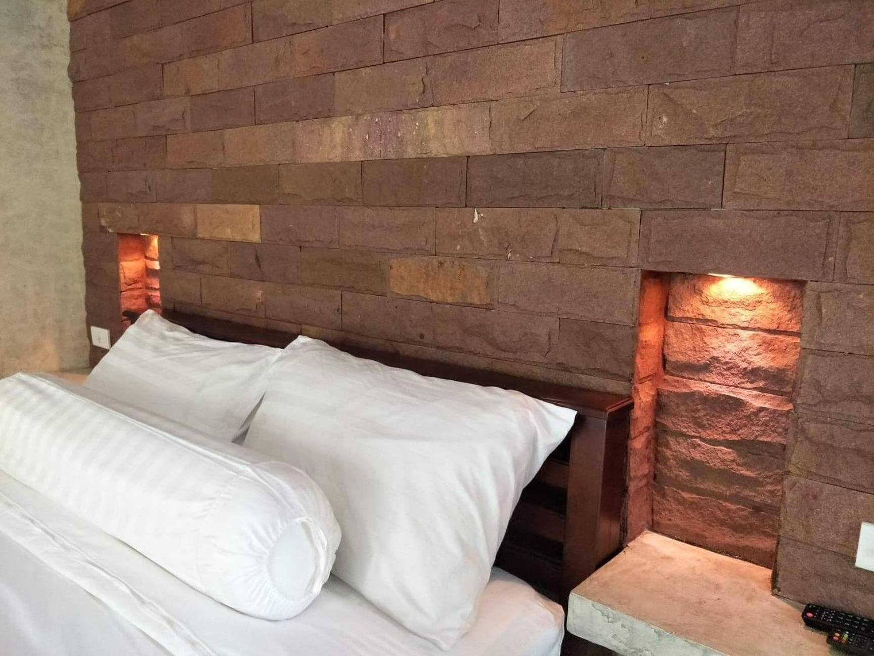 Budget Double Room - Photo 9