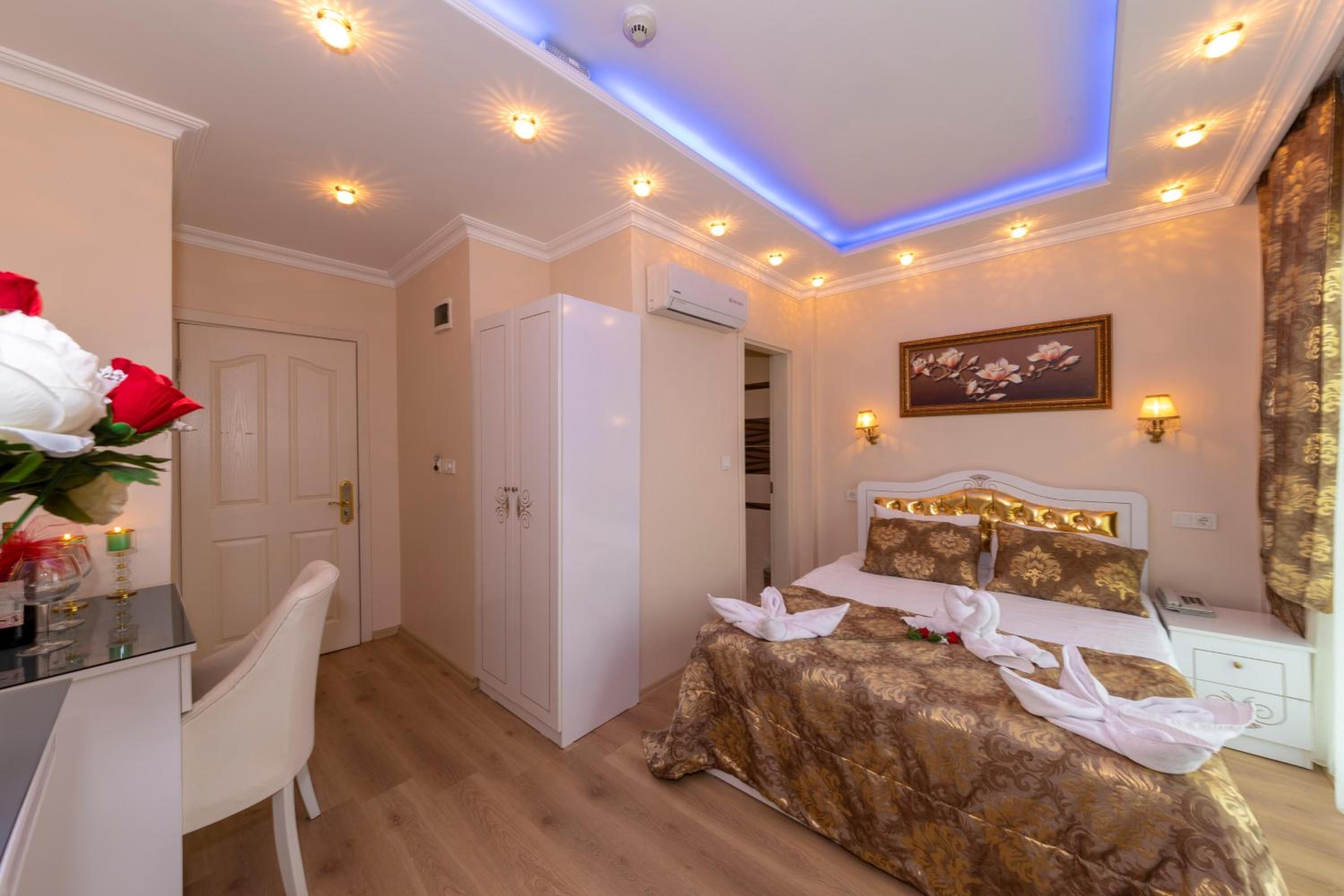 Deluxe Double Room with Balcony photo 2