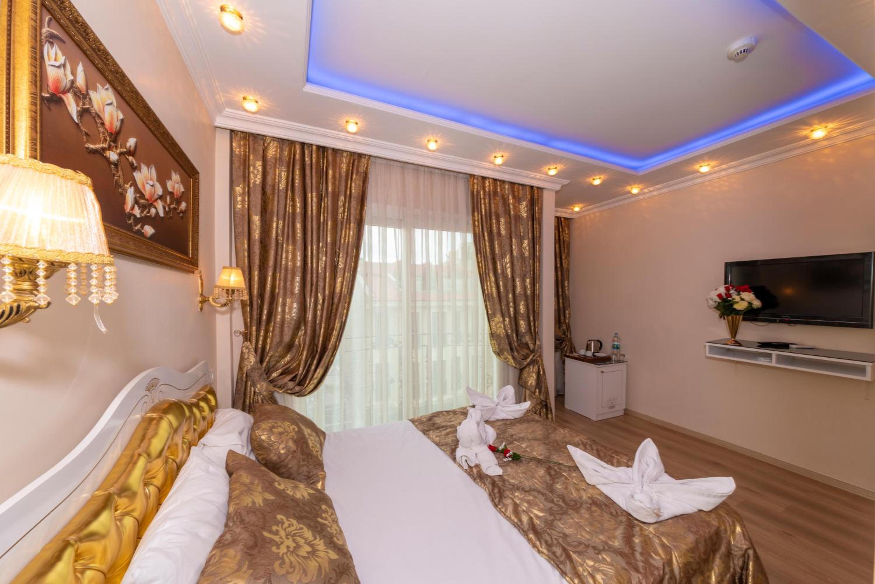 Deluxe Double Room with Balcony photo 3