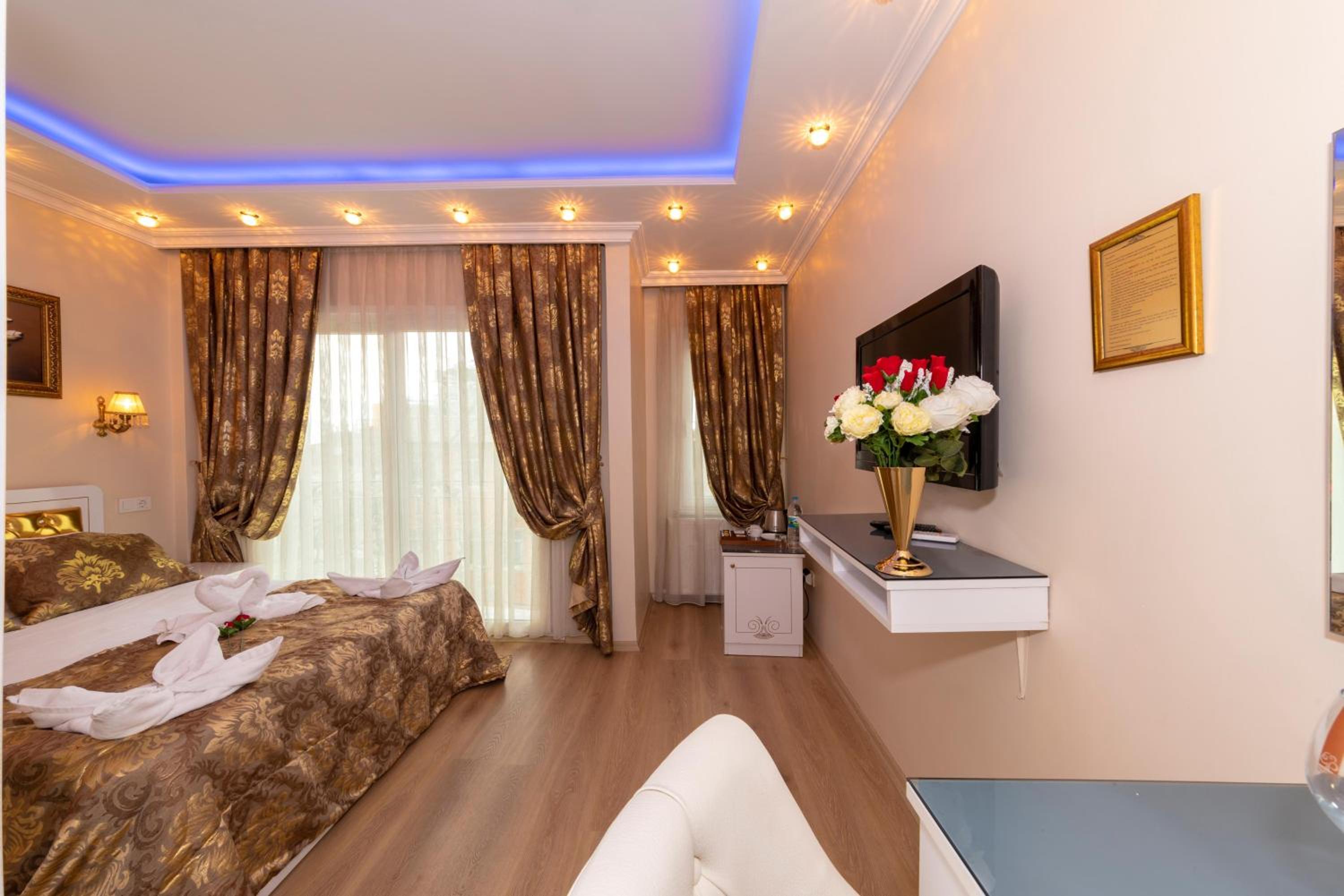 Deluxe Double Room with Balcony photo 1