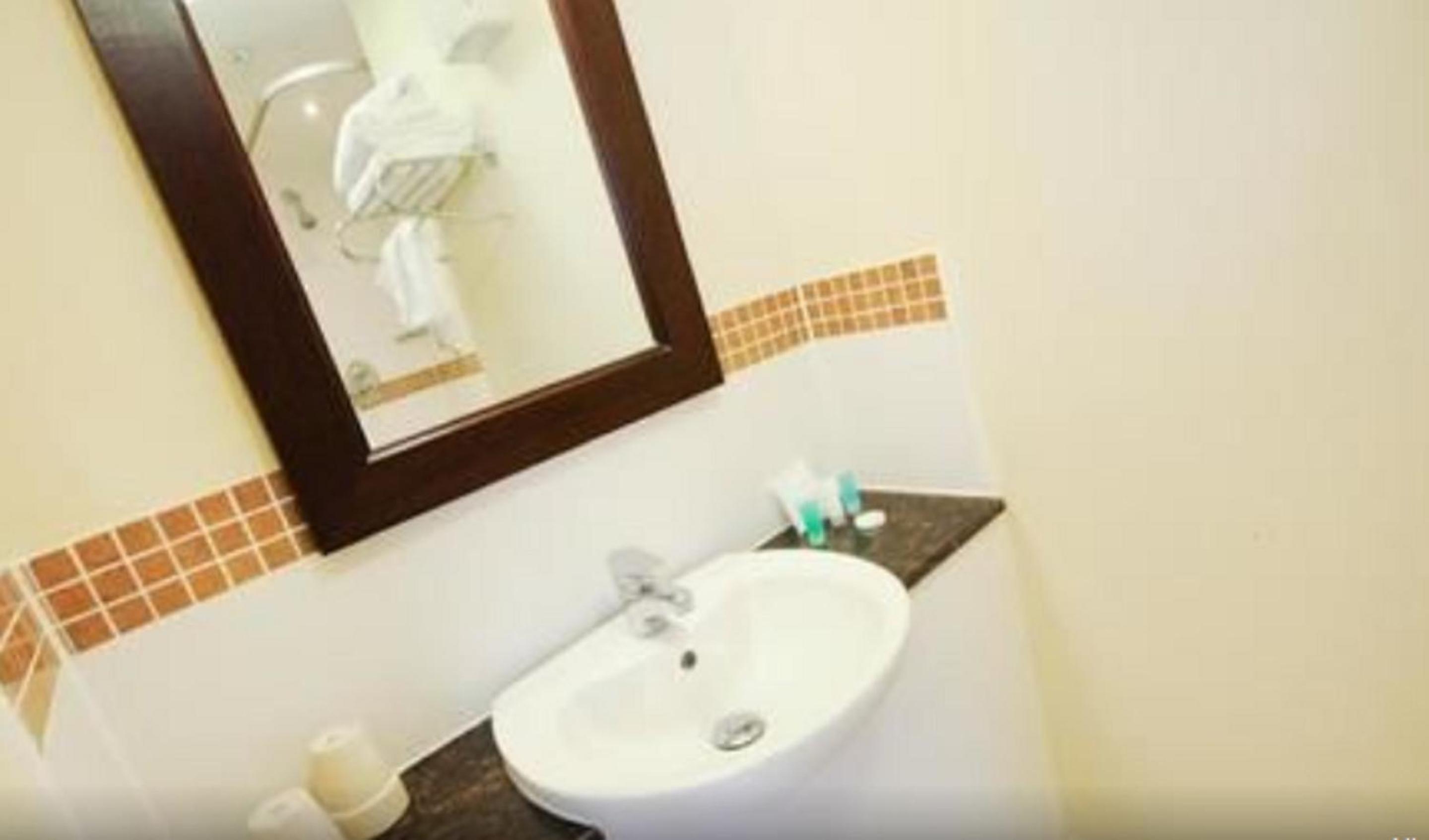 Compact Double Room with Air Conditioning - Photo 4