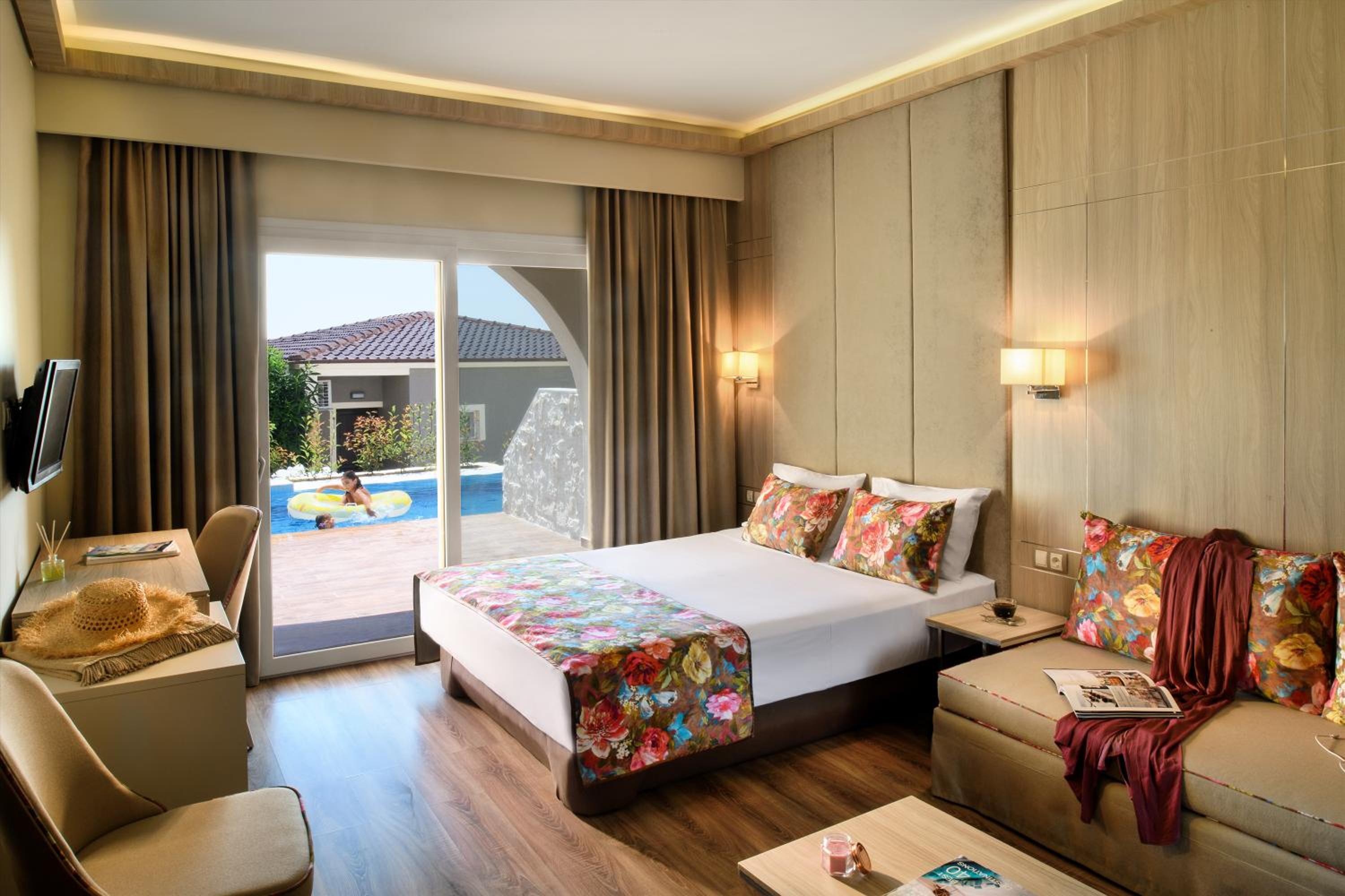 Deluxe Double Room with Shared Pool