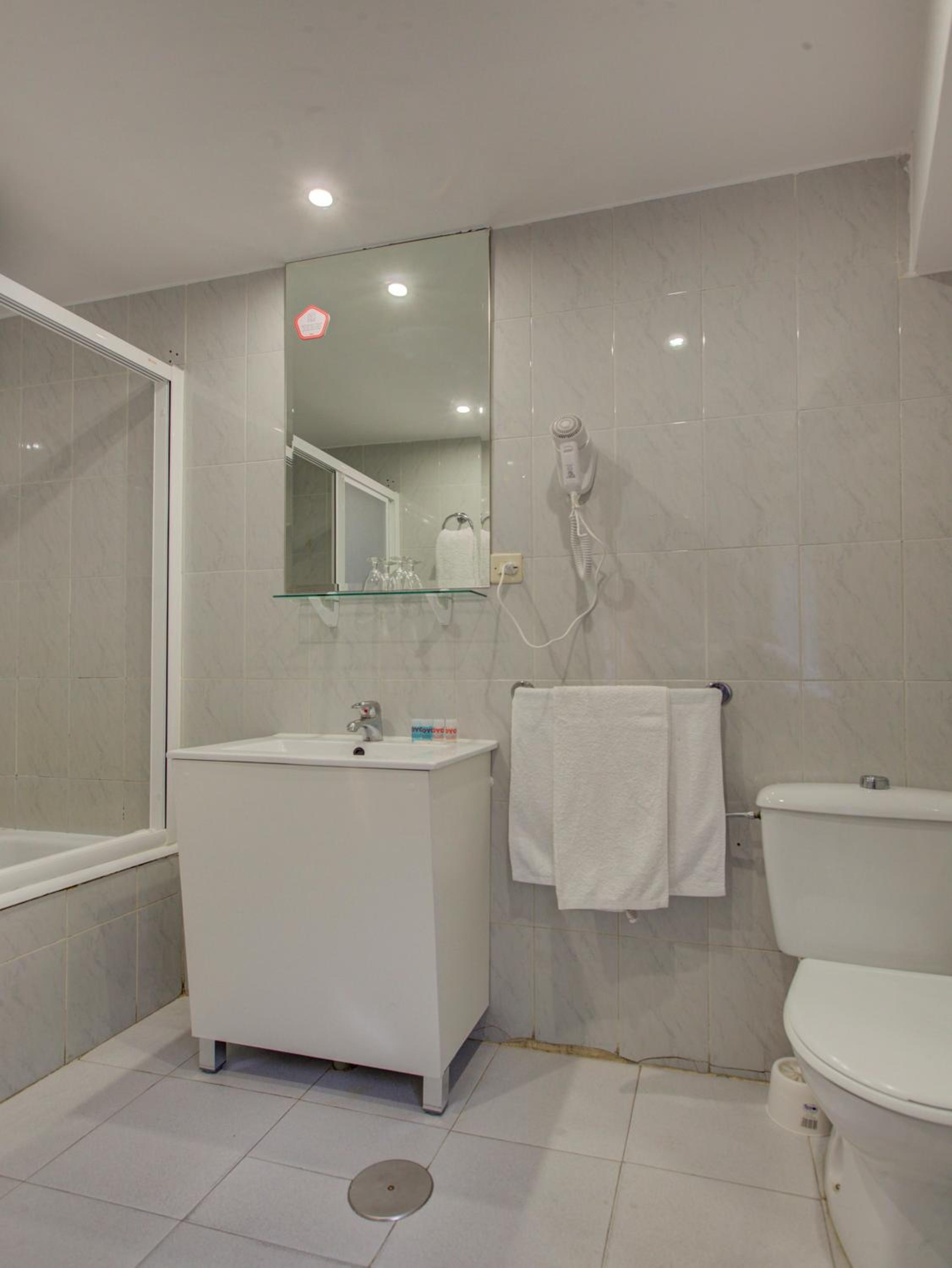 Double or Twin Room - Photo 4