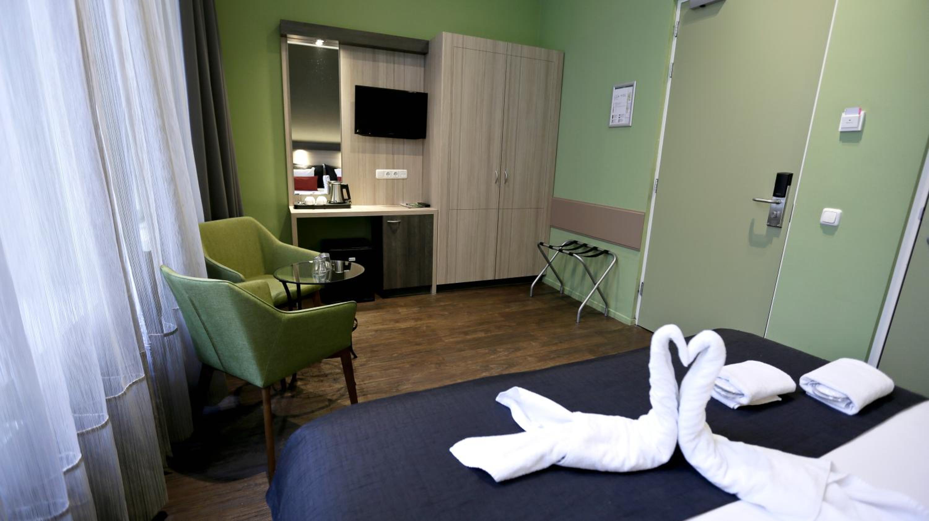 Superior Double Room thumbnail 6