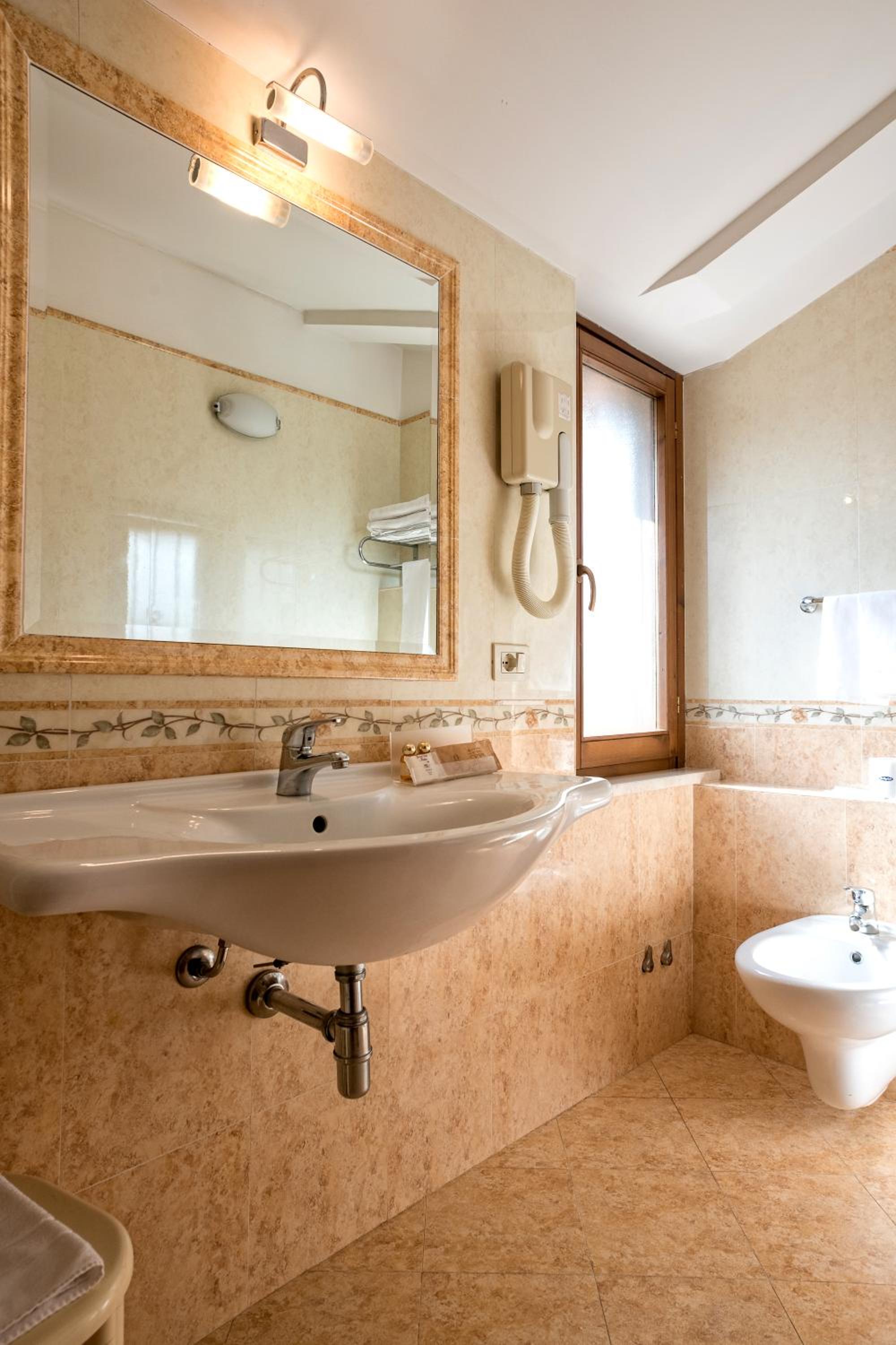 Superior Double Room - Photo 3
