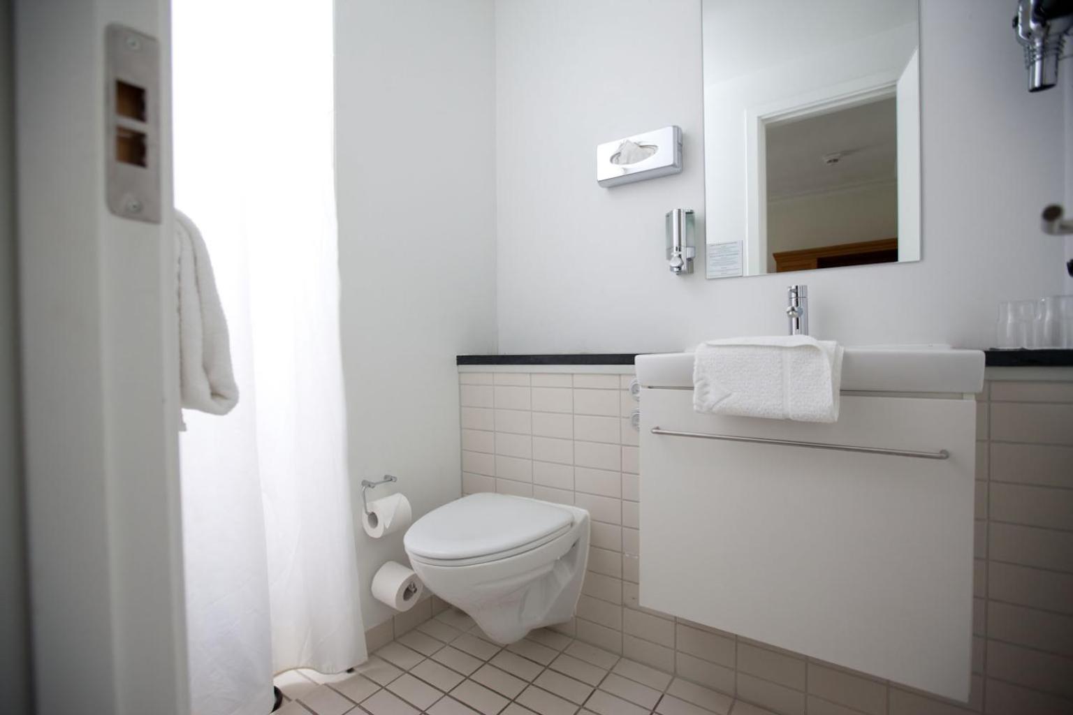 Superior Twin Room thumbnail 6