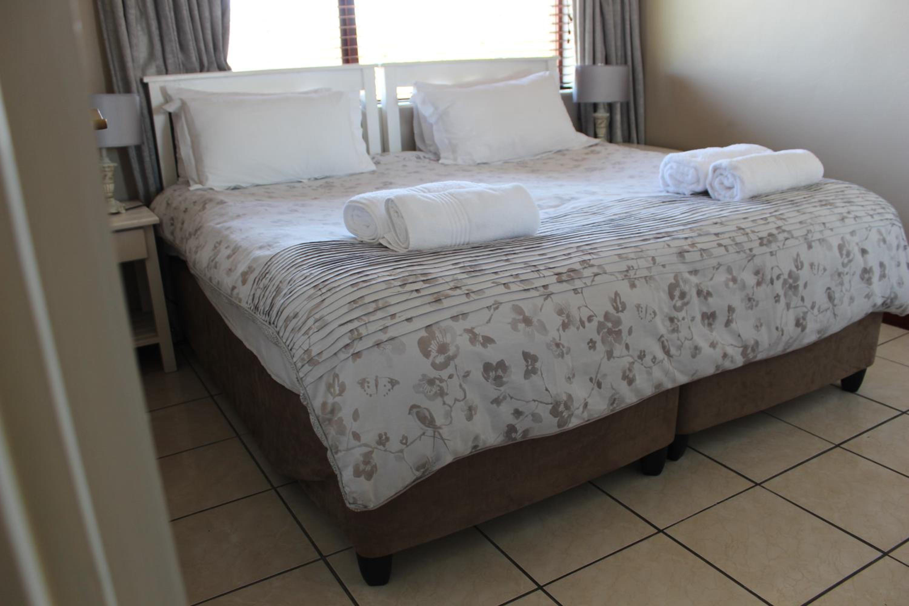 Two-Bedroom Apartment with Sea View - Photo 8