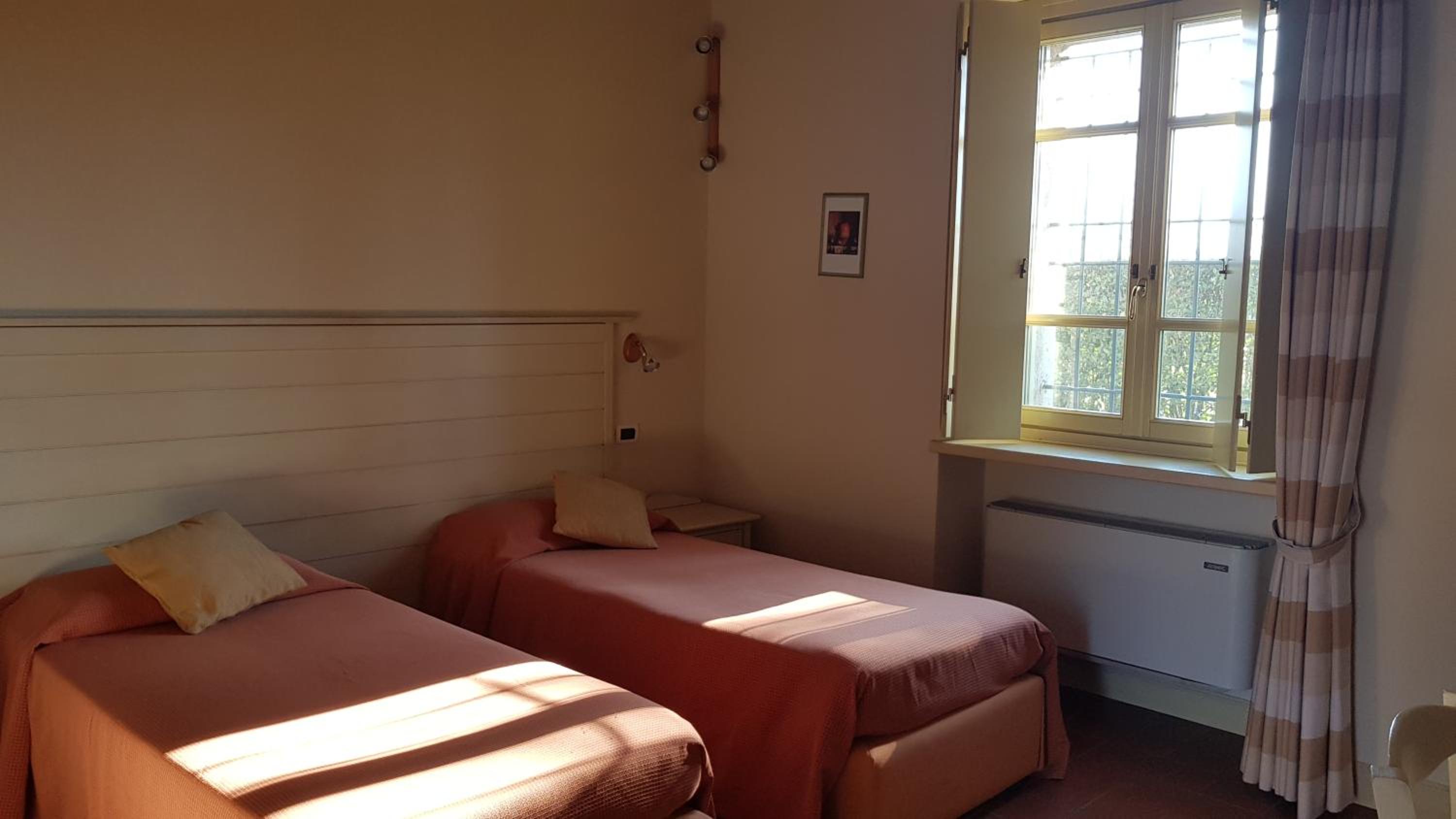 Twin Room with Private Bathroom photo 1
