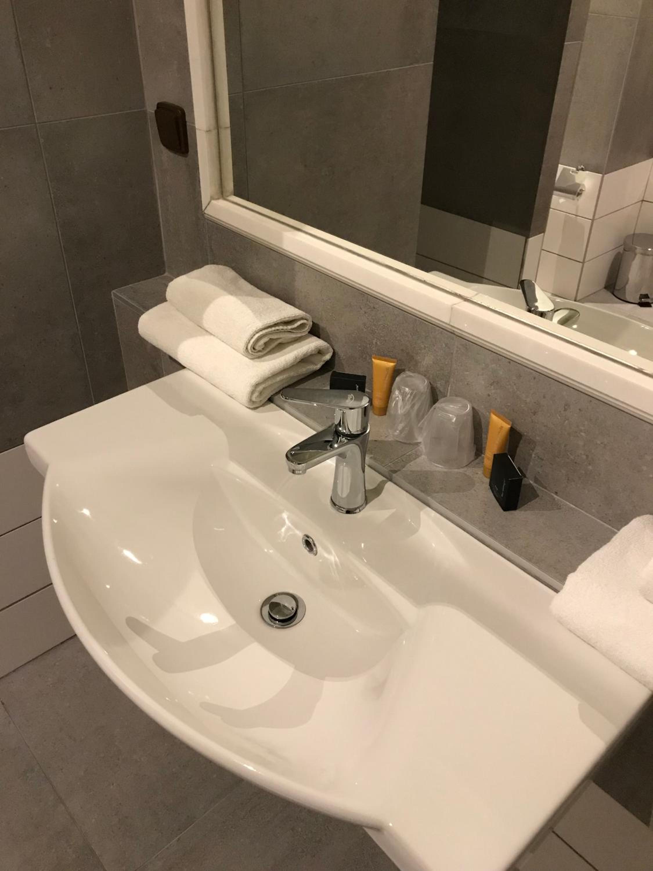 Double or Twin Room with Private Bathroom - Photo 4