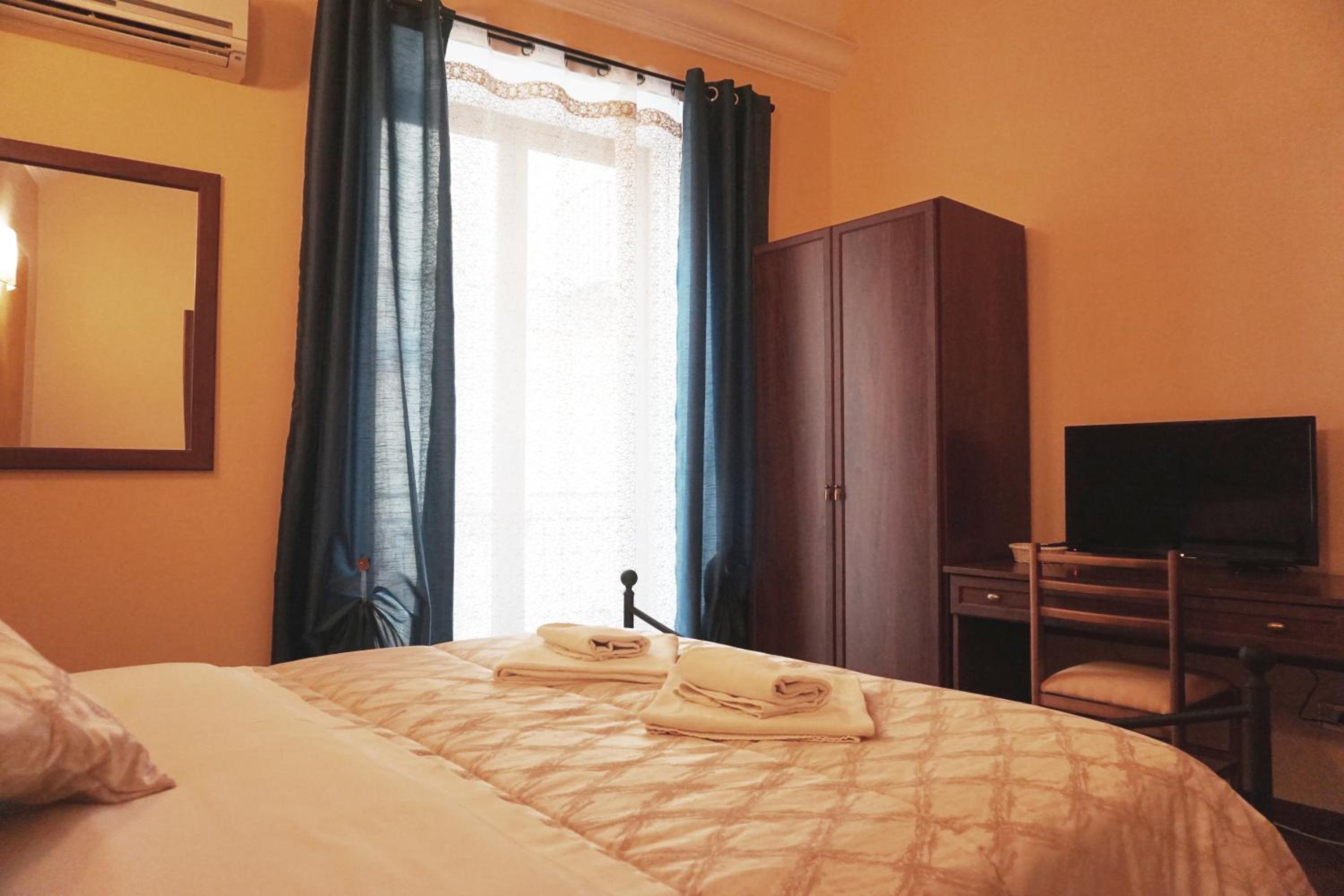 Deluxe Double Room with Balcony - Photo 4