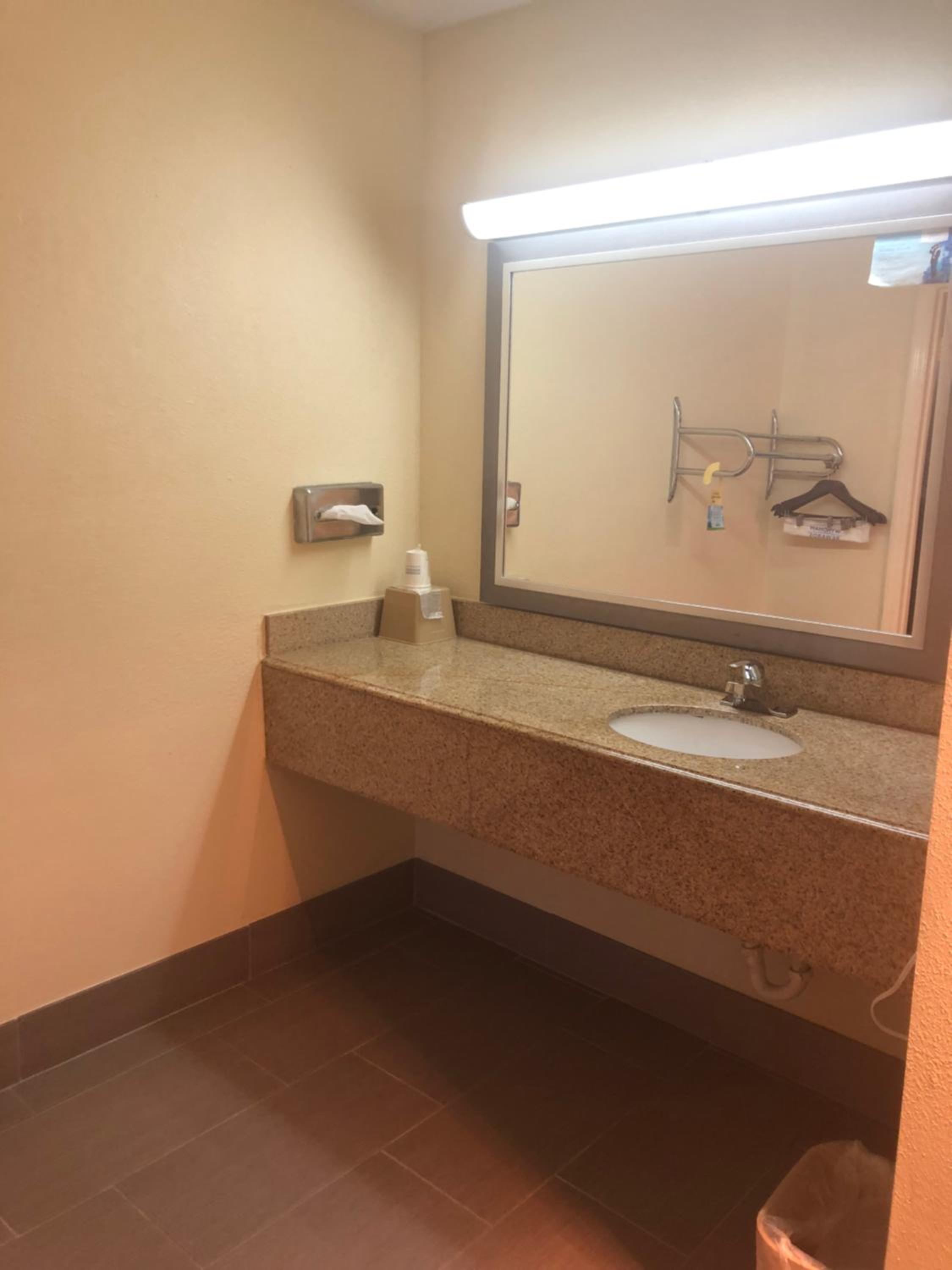 King Room - Disability Access/Non-Smoking - Photo 6
