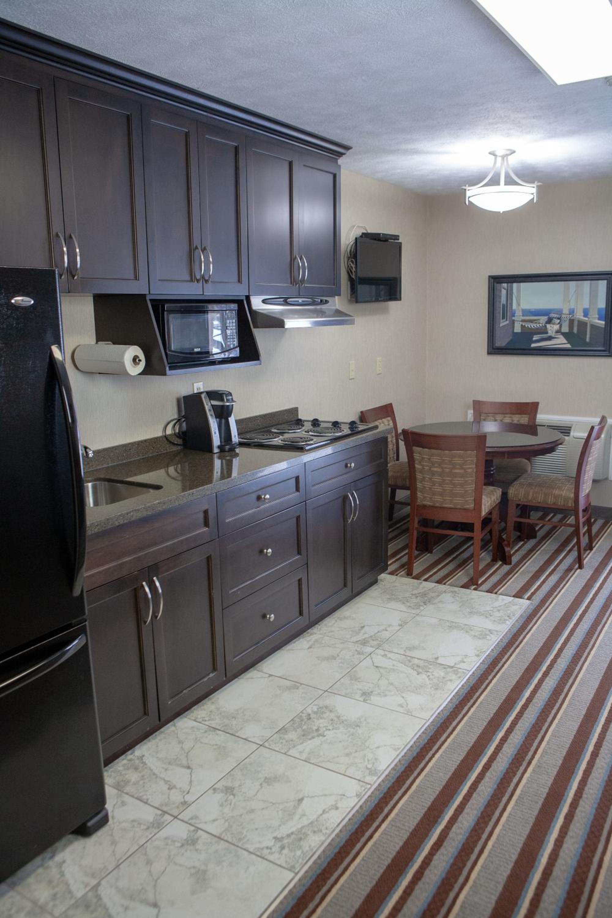 Deluxe King Suite with Street View - Non-Smoking - Photo 1