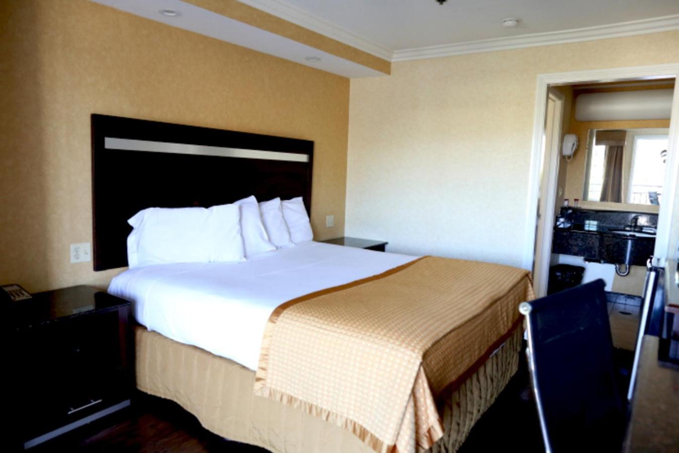 Standard King Room - Non-Smoking  - Photo 8