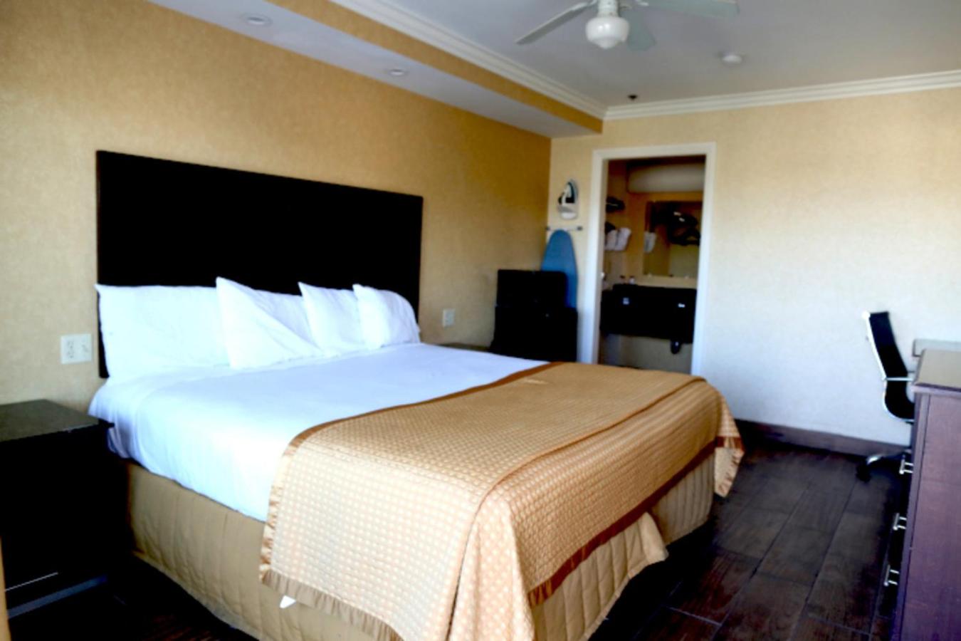Standard King Room - Non-Smoking  - Photo 7