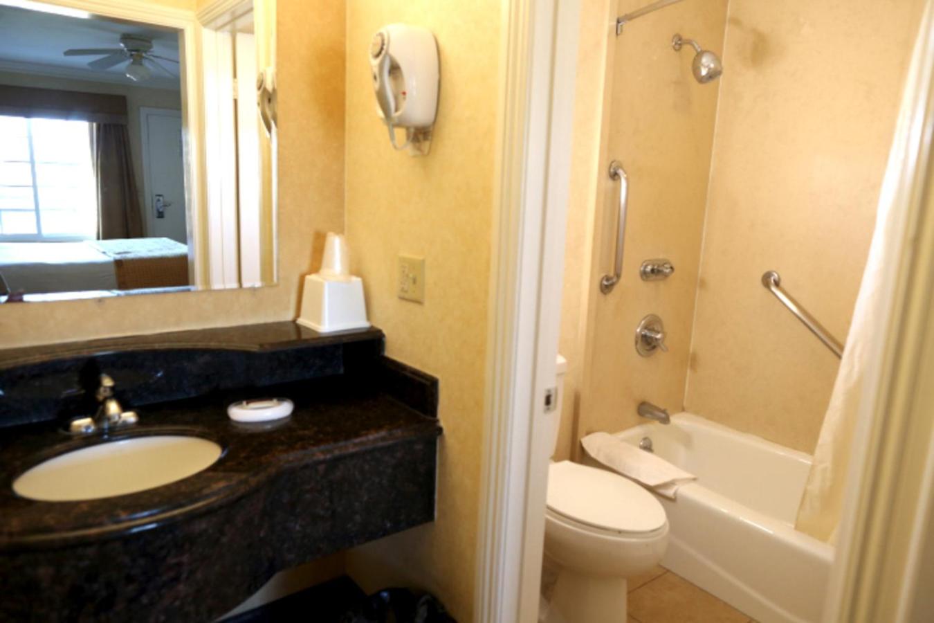 Standard King Room - Non-Smoking  - Photo 6