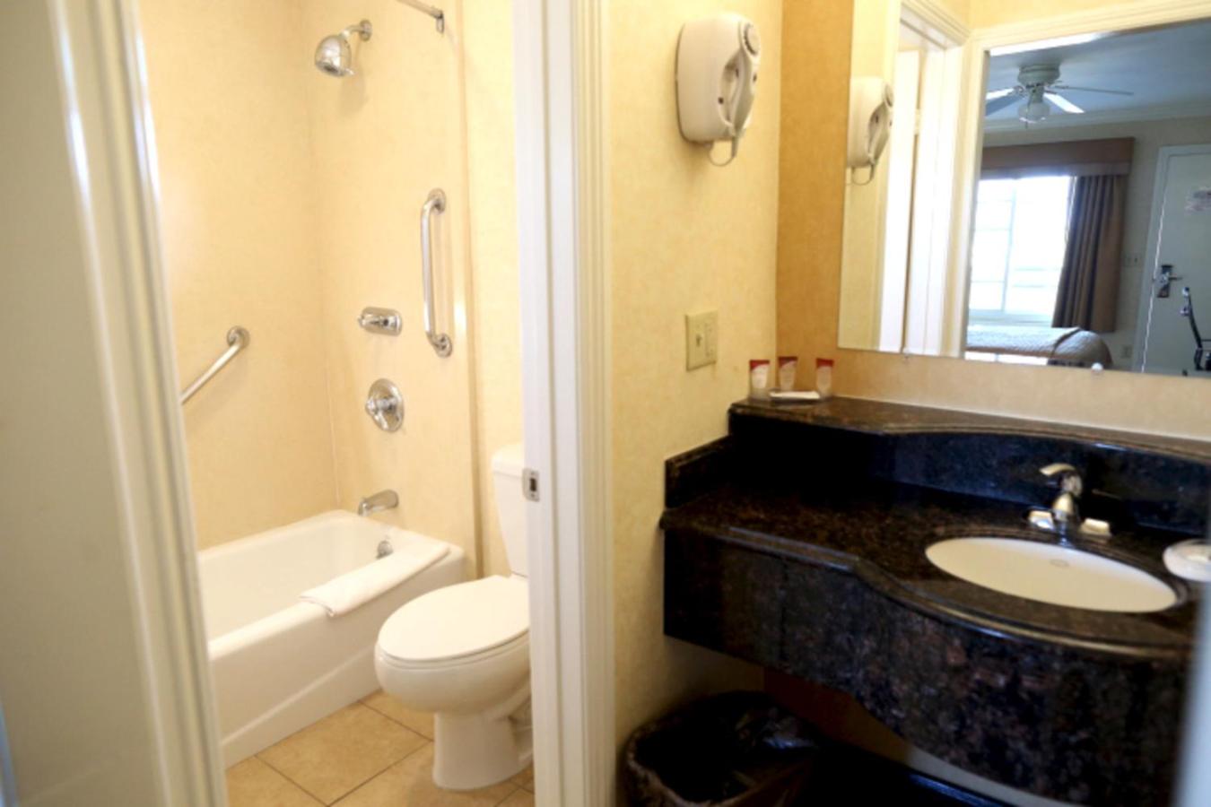 Standard King Room - Non-Smoking  - Photo 12