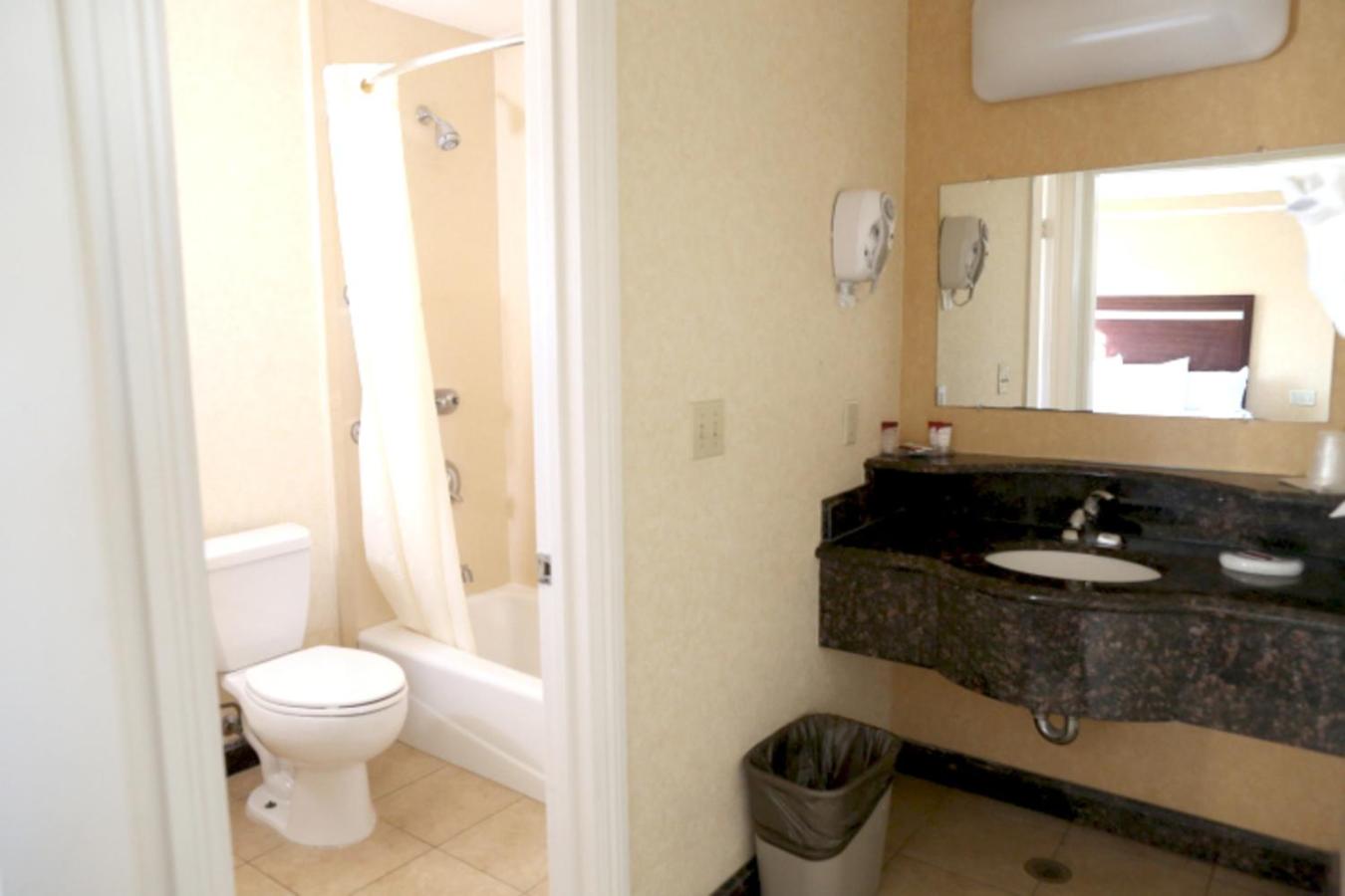 Standard King Room - Non-Smoking  - Photo 5