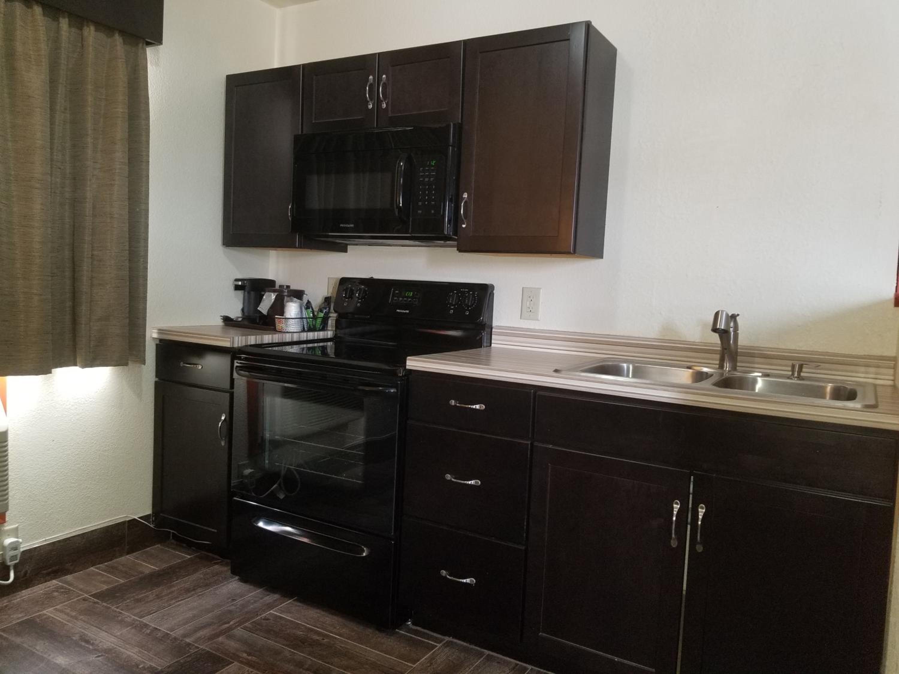 King Suite MoblilityAccessible - Non-Smoking - Photo 5