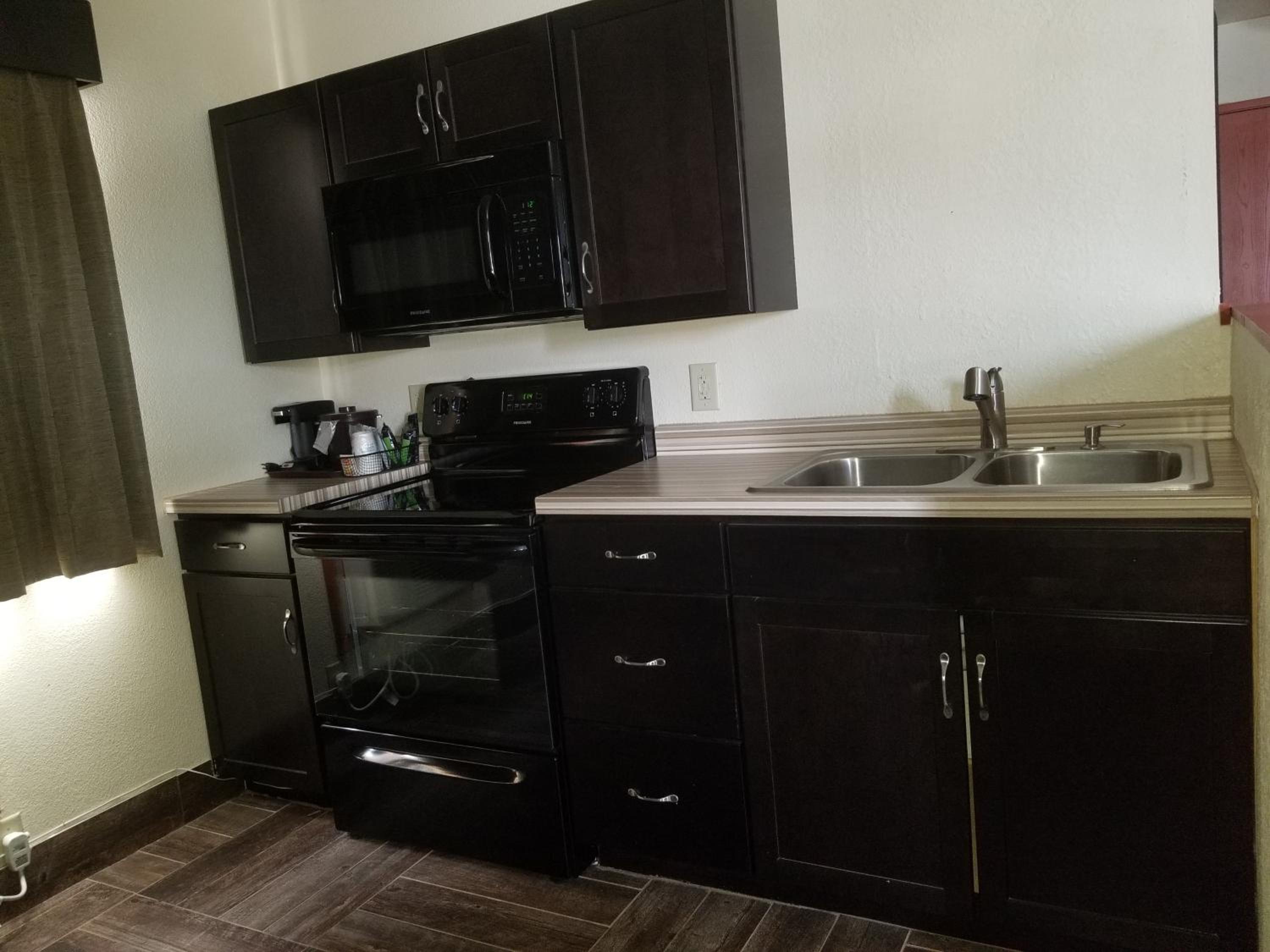King Suite MoblilityAccessible - Non-Smoking - Photo 7