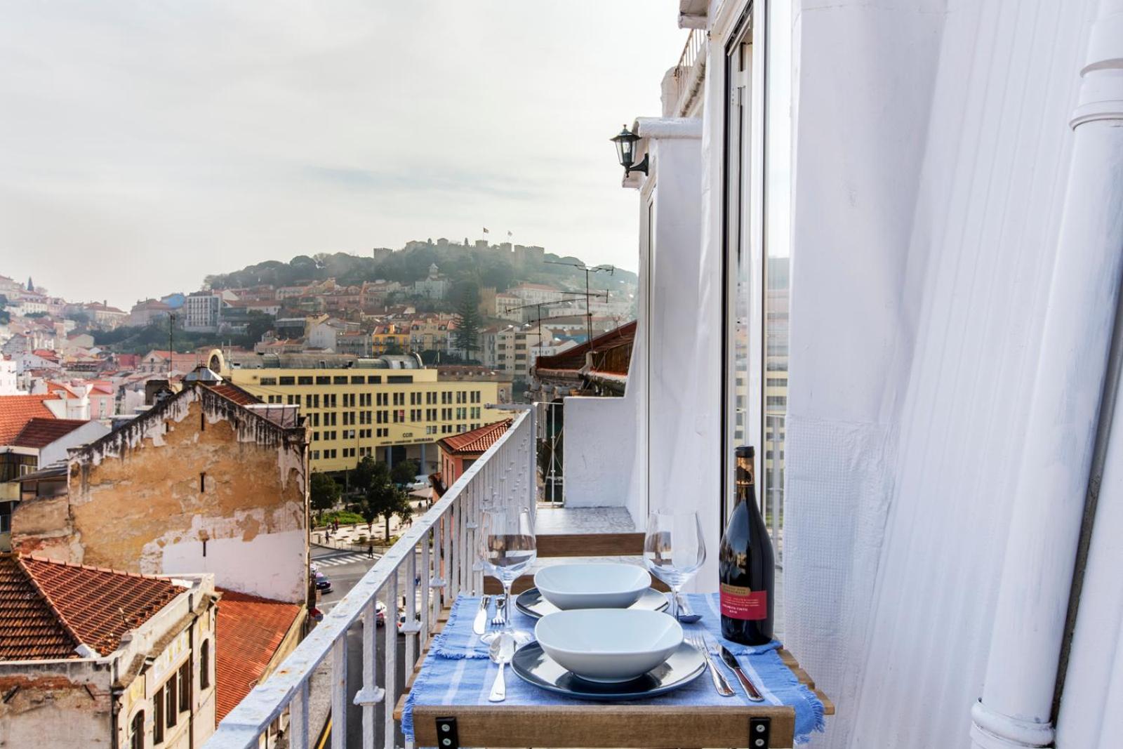 Apartment with Balcony - Photo 3