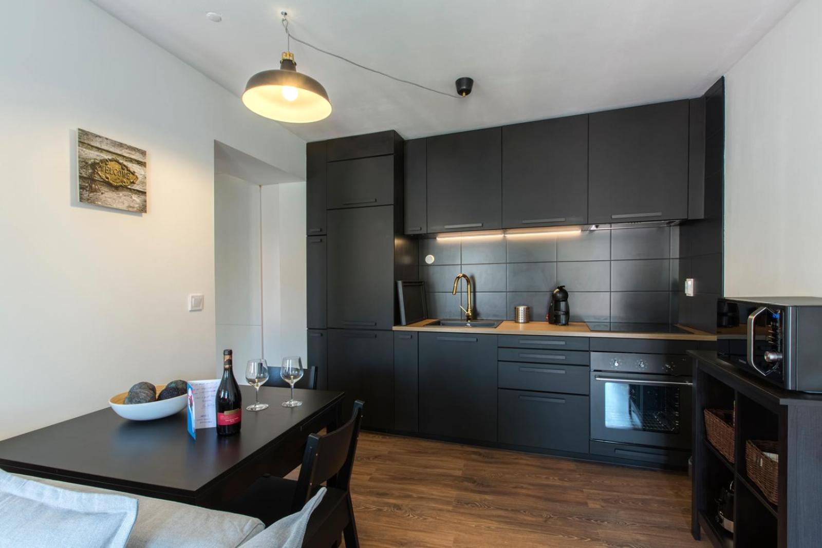 Apartment with Balcony - Photo 4