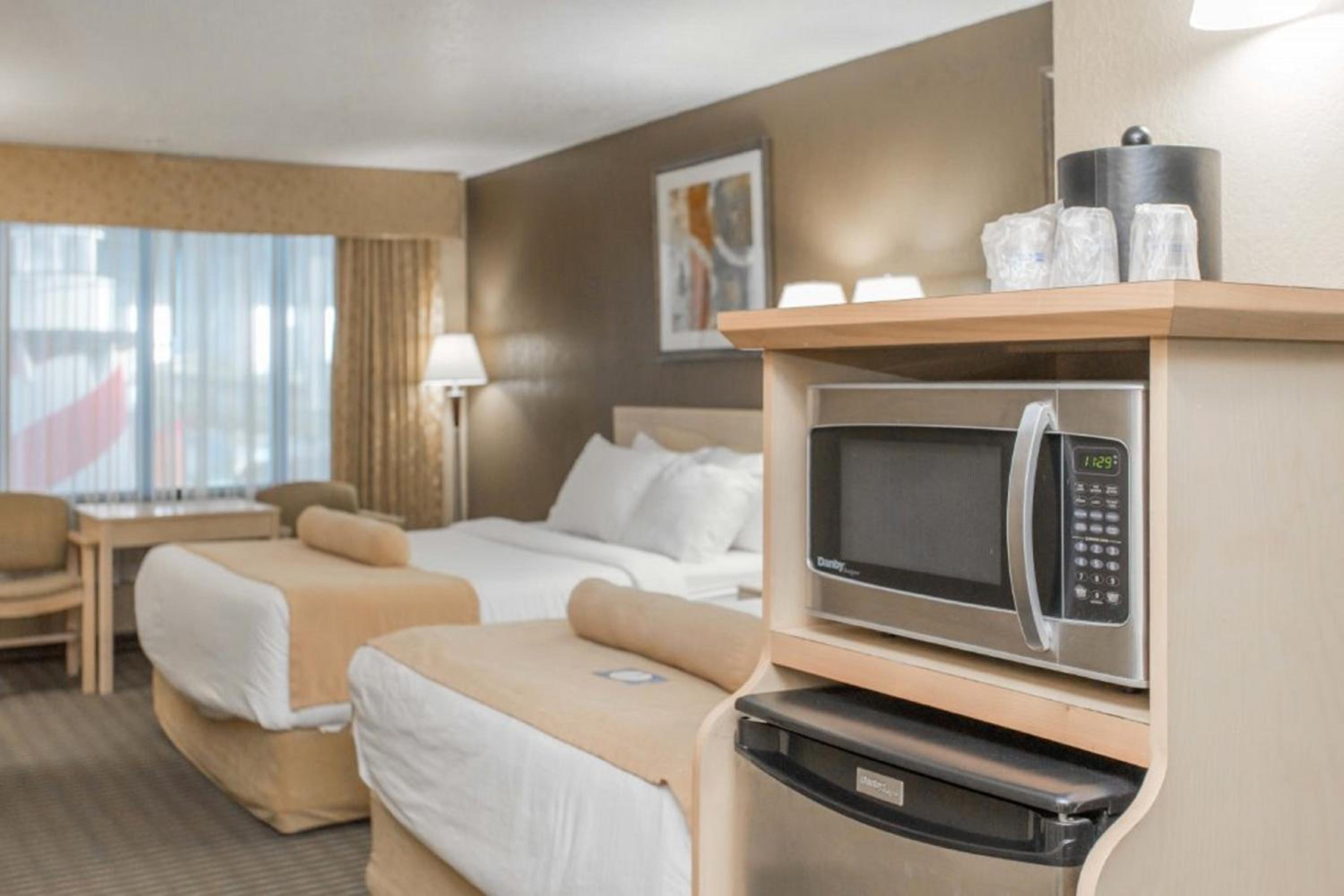 Queen Room with Two Queen Beds and Pool Access - Main Floor - Photo 5