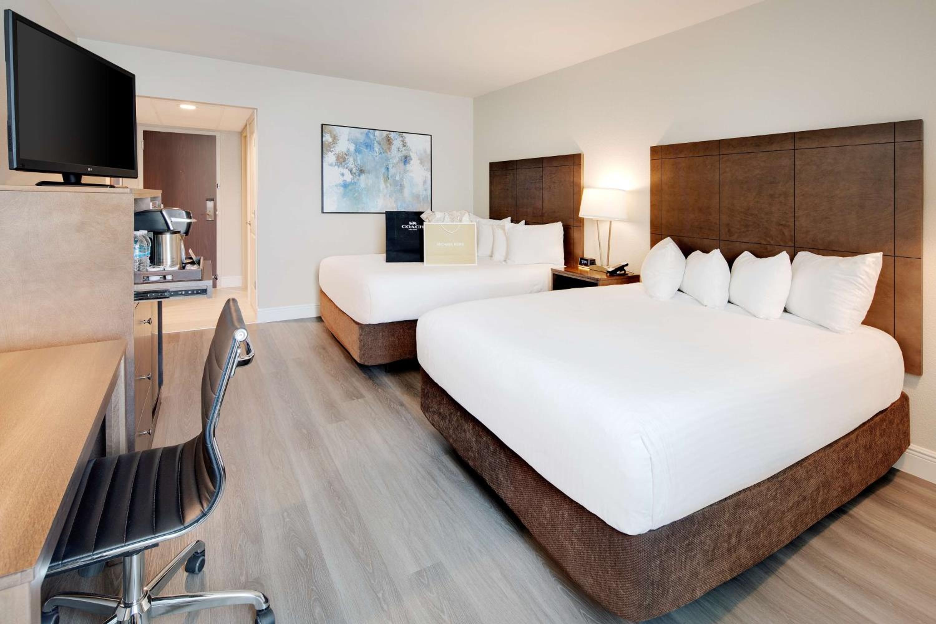 Queen Room with Two Queen Beds - Photo 3