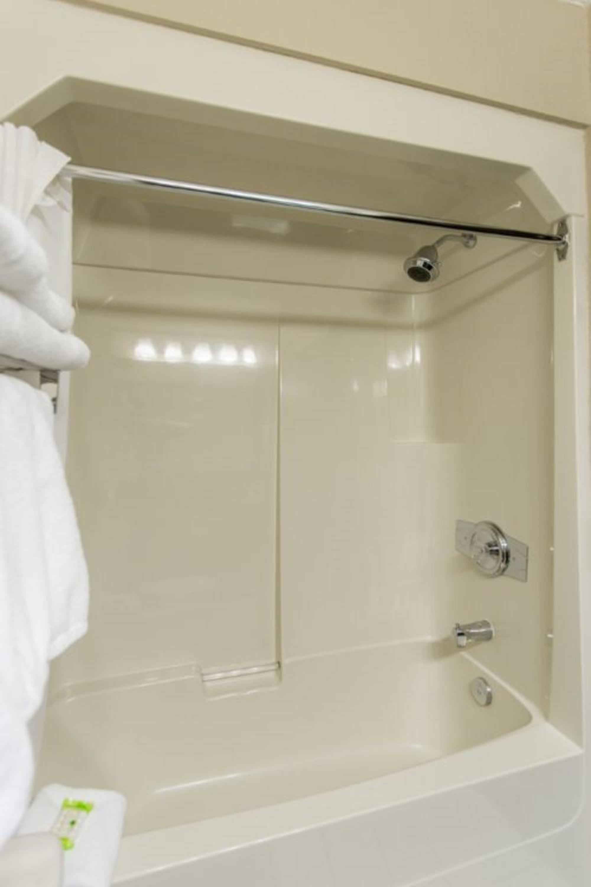 Queen Room with Two Queen Beds and Pool Access - Main Floor - Photo 6
