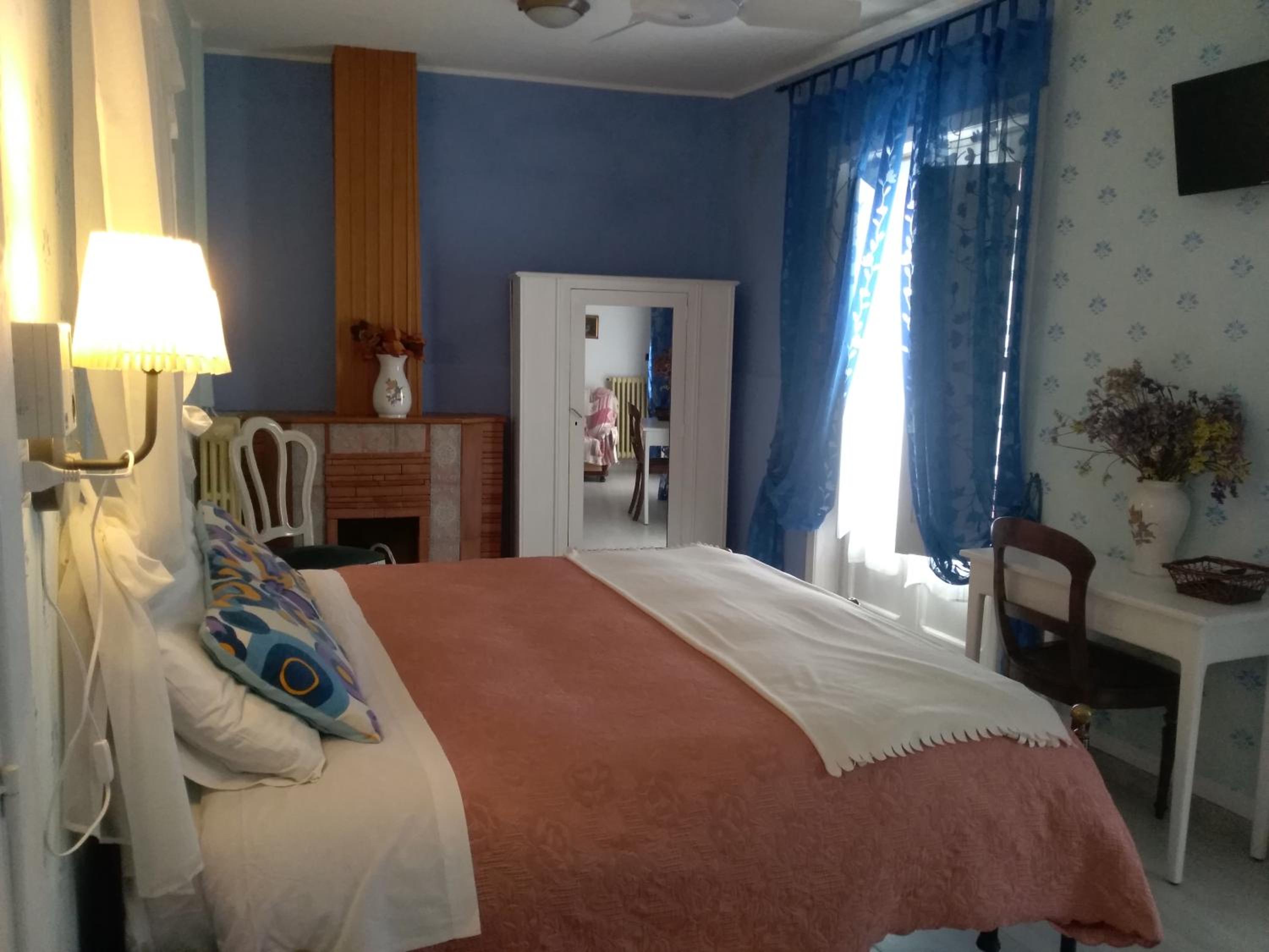 Family Room with Balcony and Castle View  photo 1