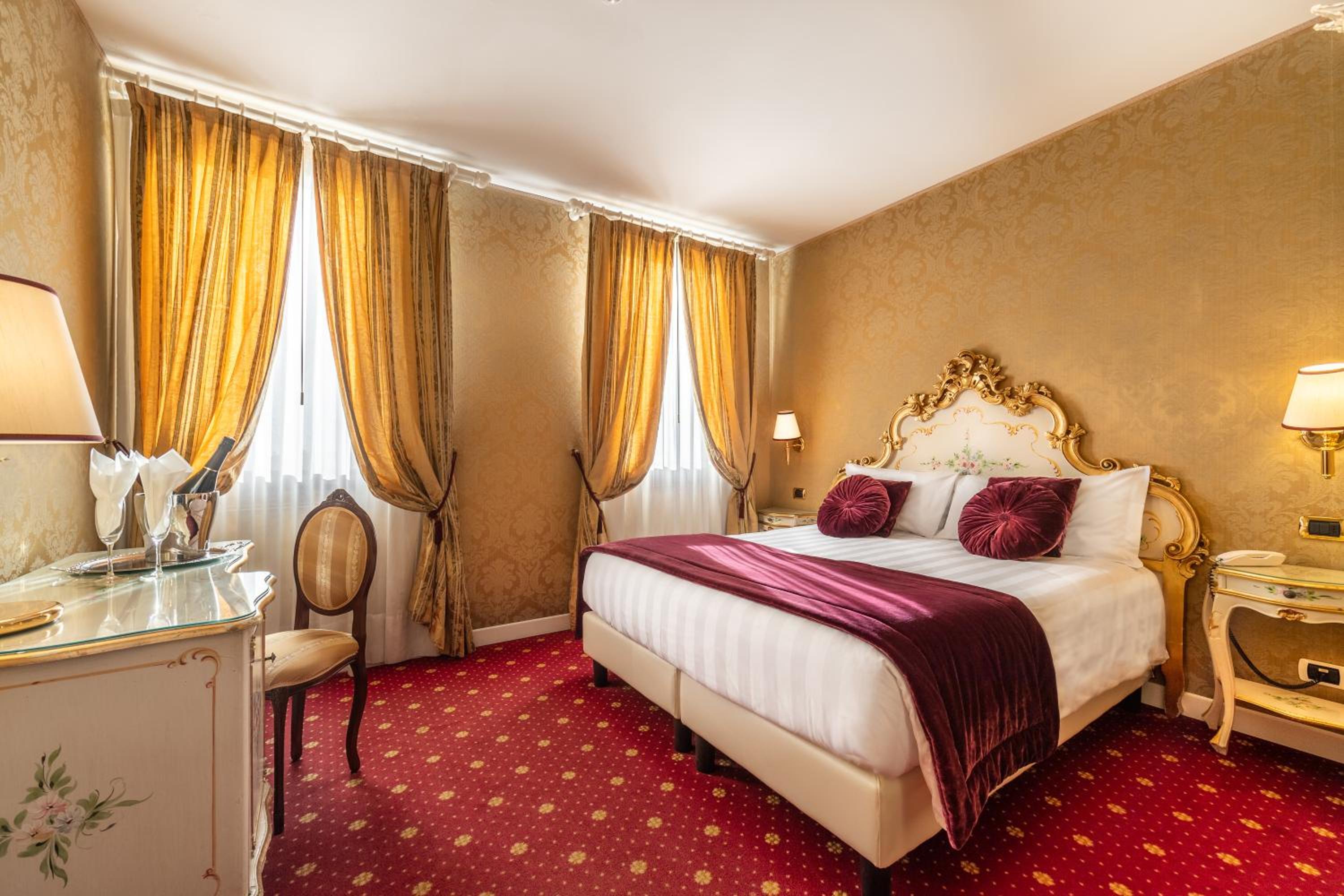 Superior Double Room with Canal View photo 2