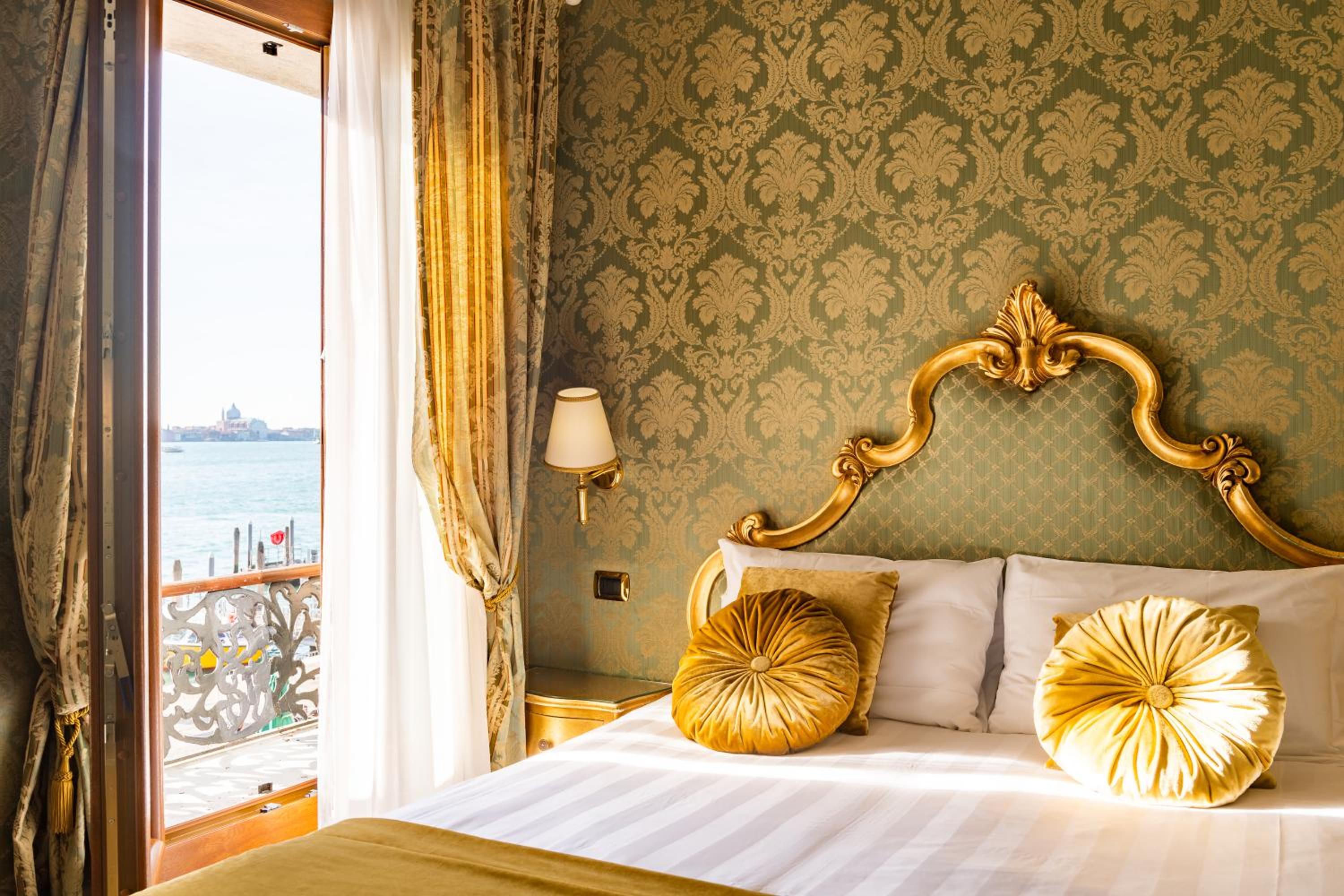 Superior Double Room with Canal View photo 3