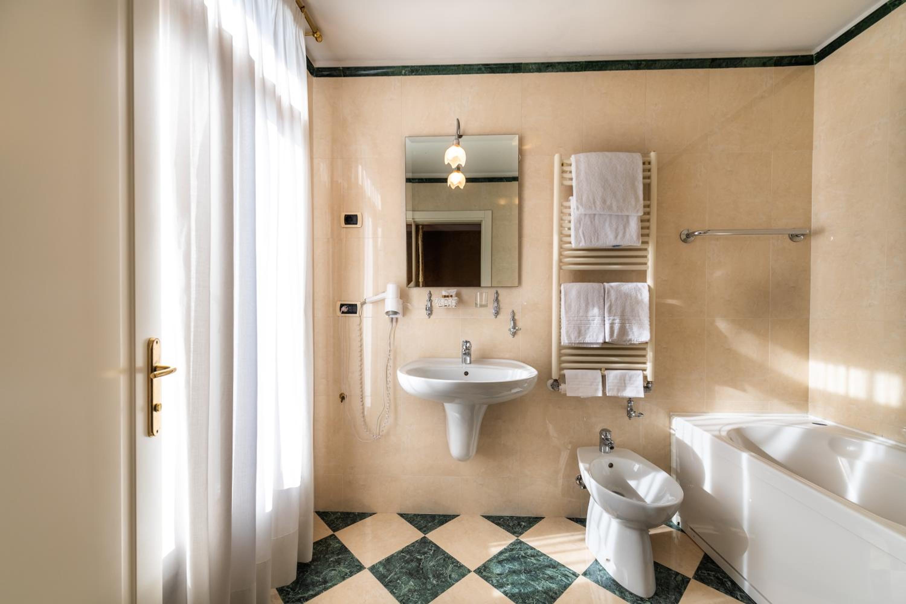 Small Double or Twin Room with Canal View photo 2