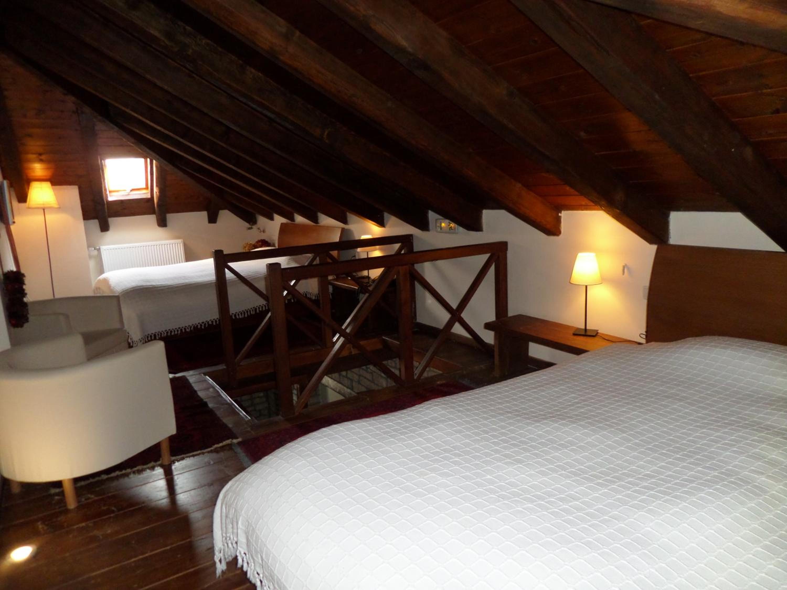 Deluxe Suite with Spa Bath - Photo 13