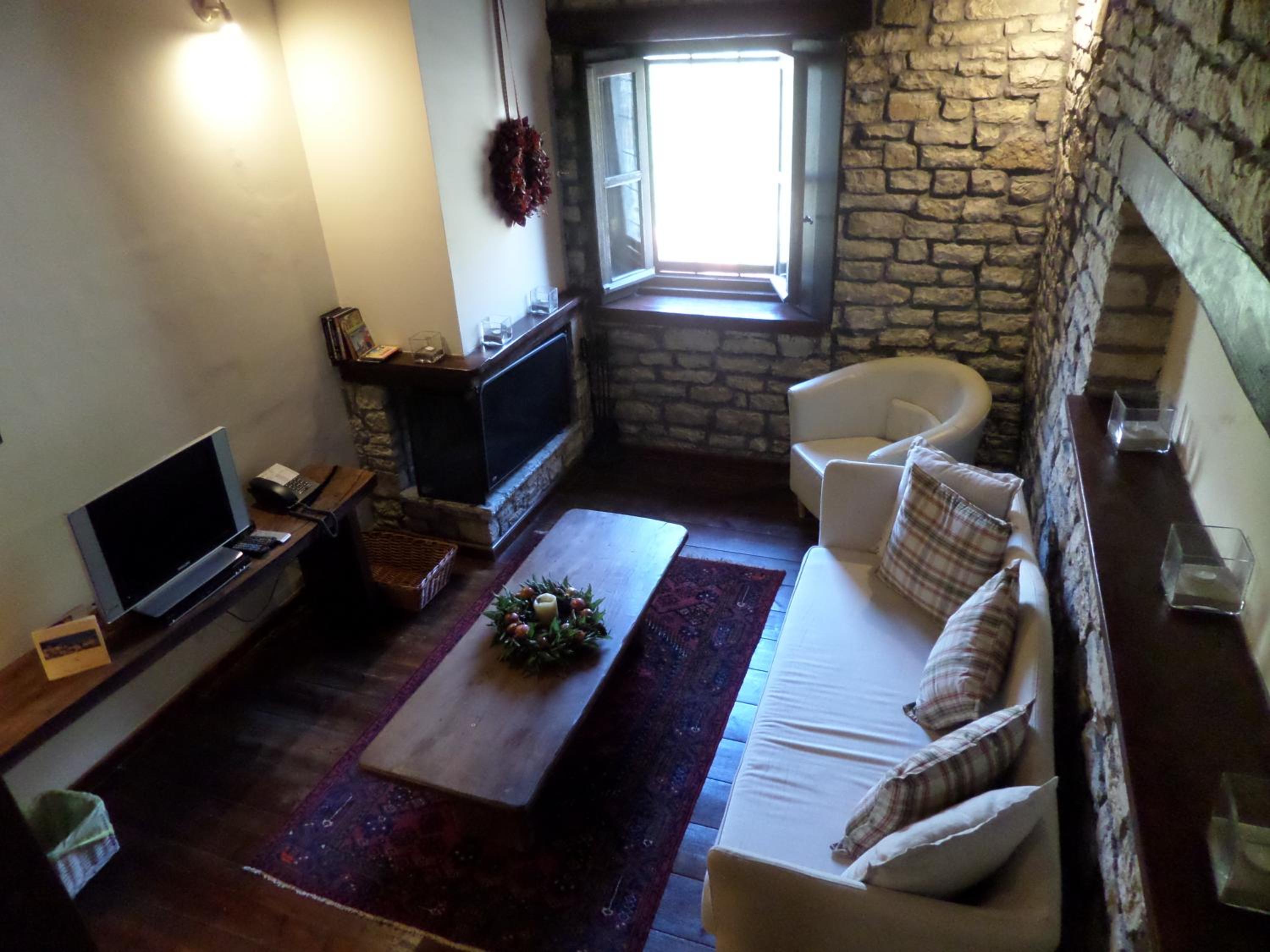 Deluxe Suite with Spa Bath - Photo 3