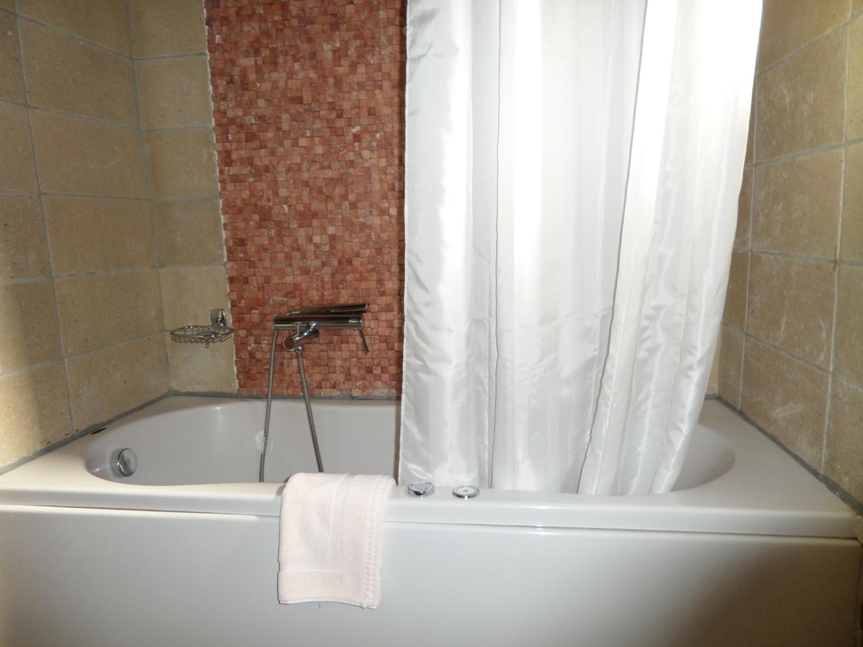 Deluxe Suite with Spa Bath - Photo 10