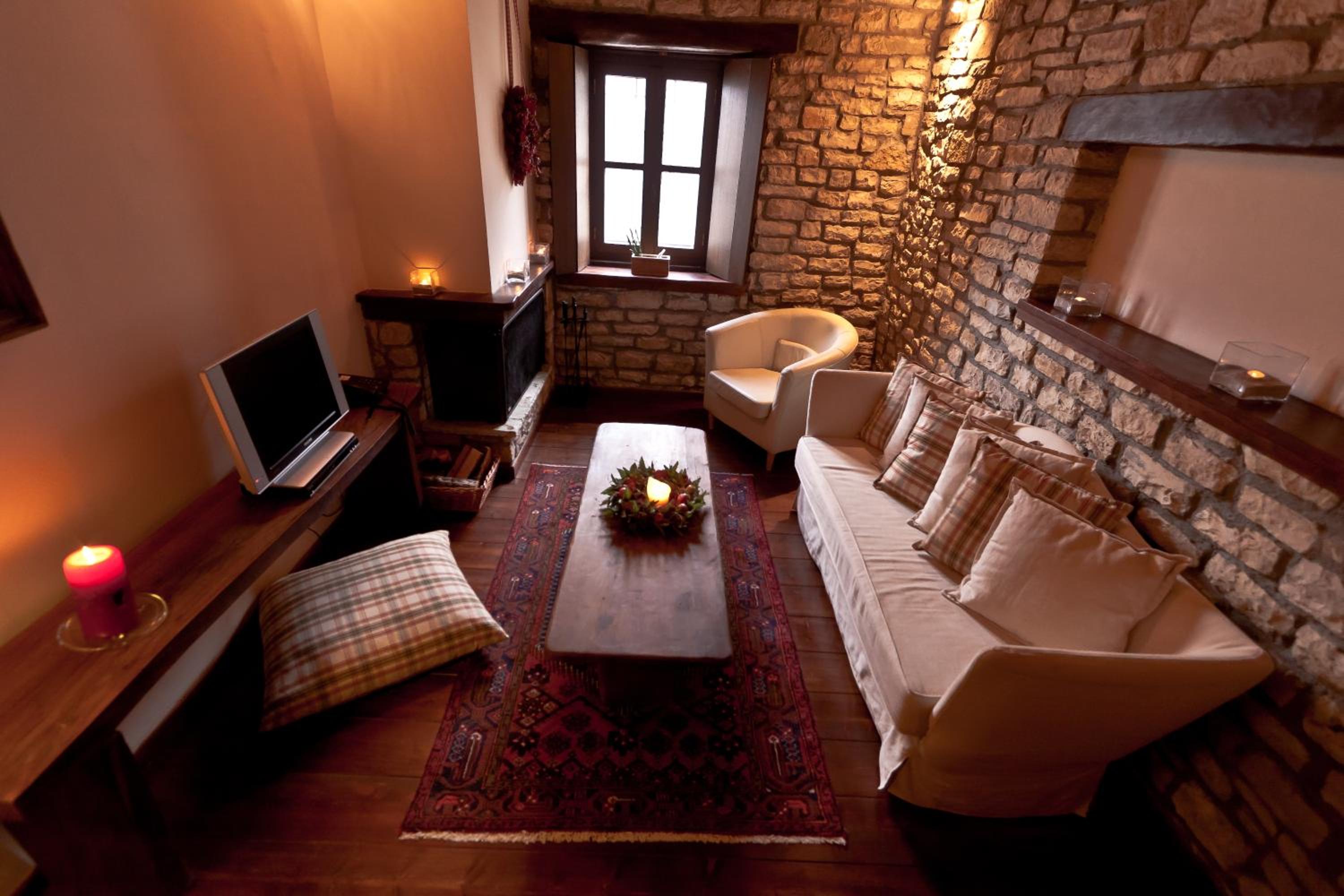Deluxe Suite with Spa Bath - Photo 12