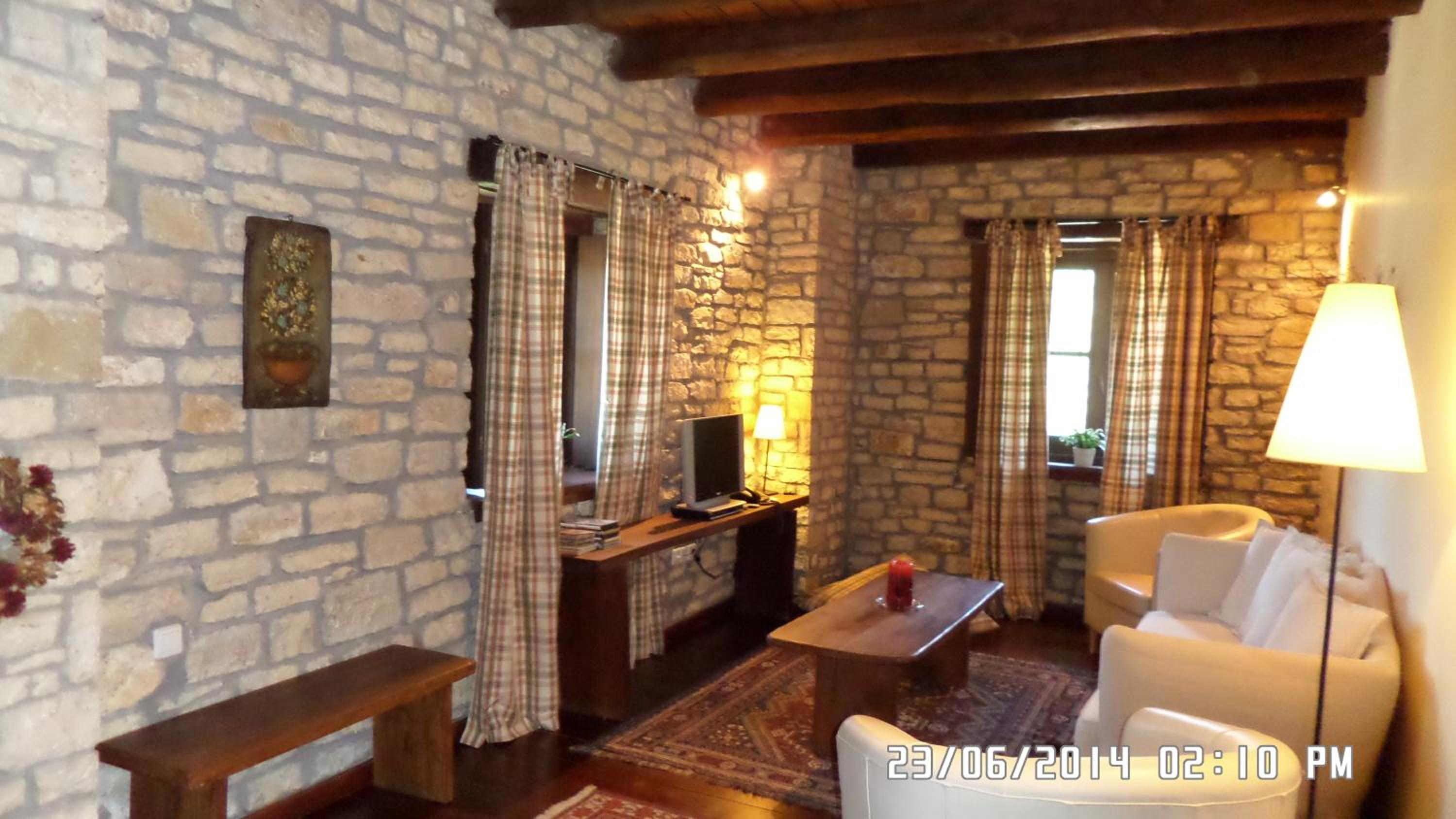 Deluxe Suite with Spa Bath - Photo 8