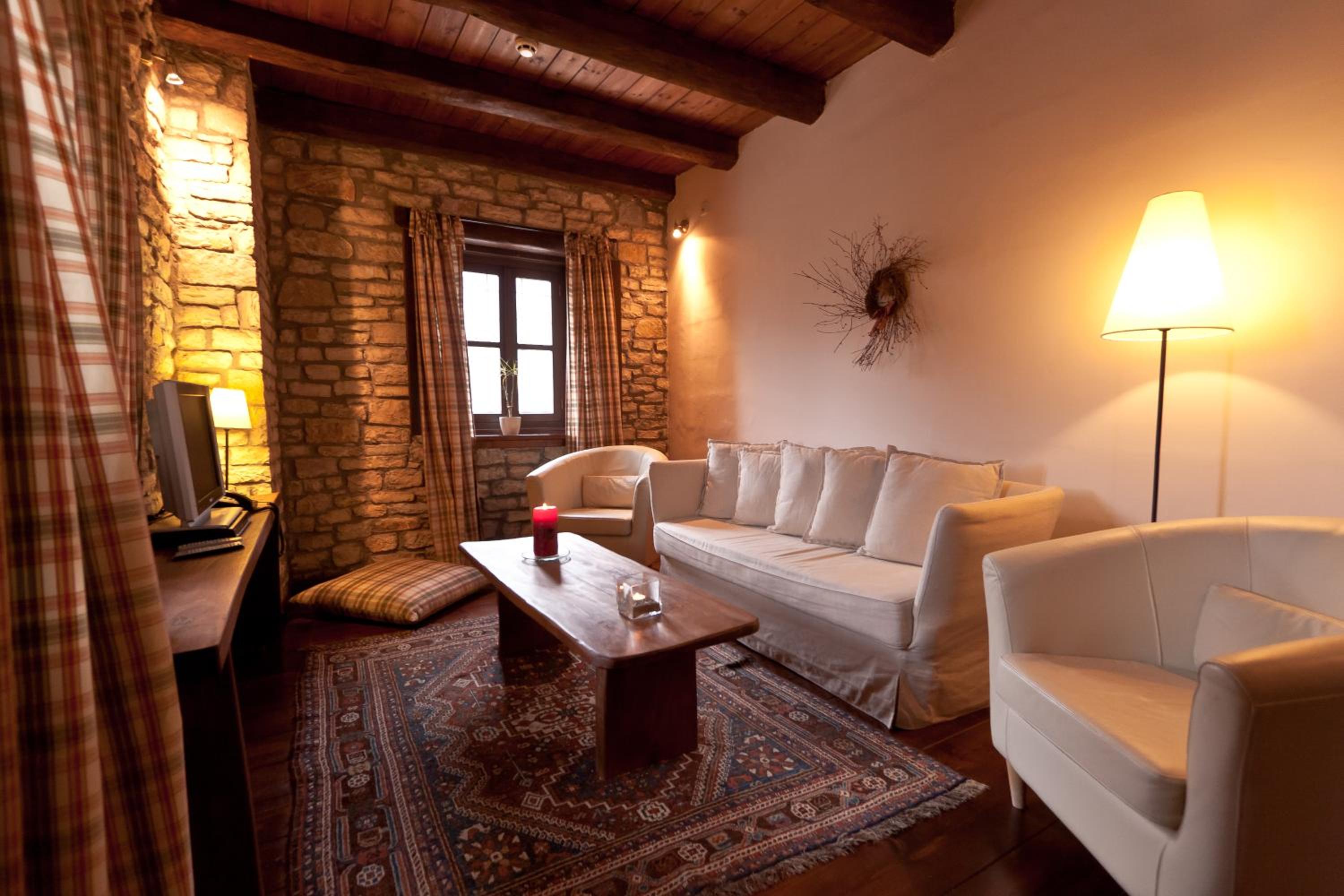 Deluxe Suite with Spa Bath - Photo 7