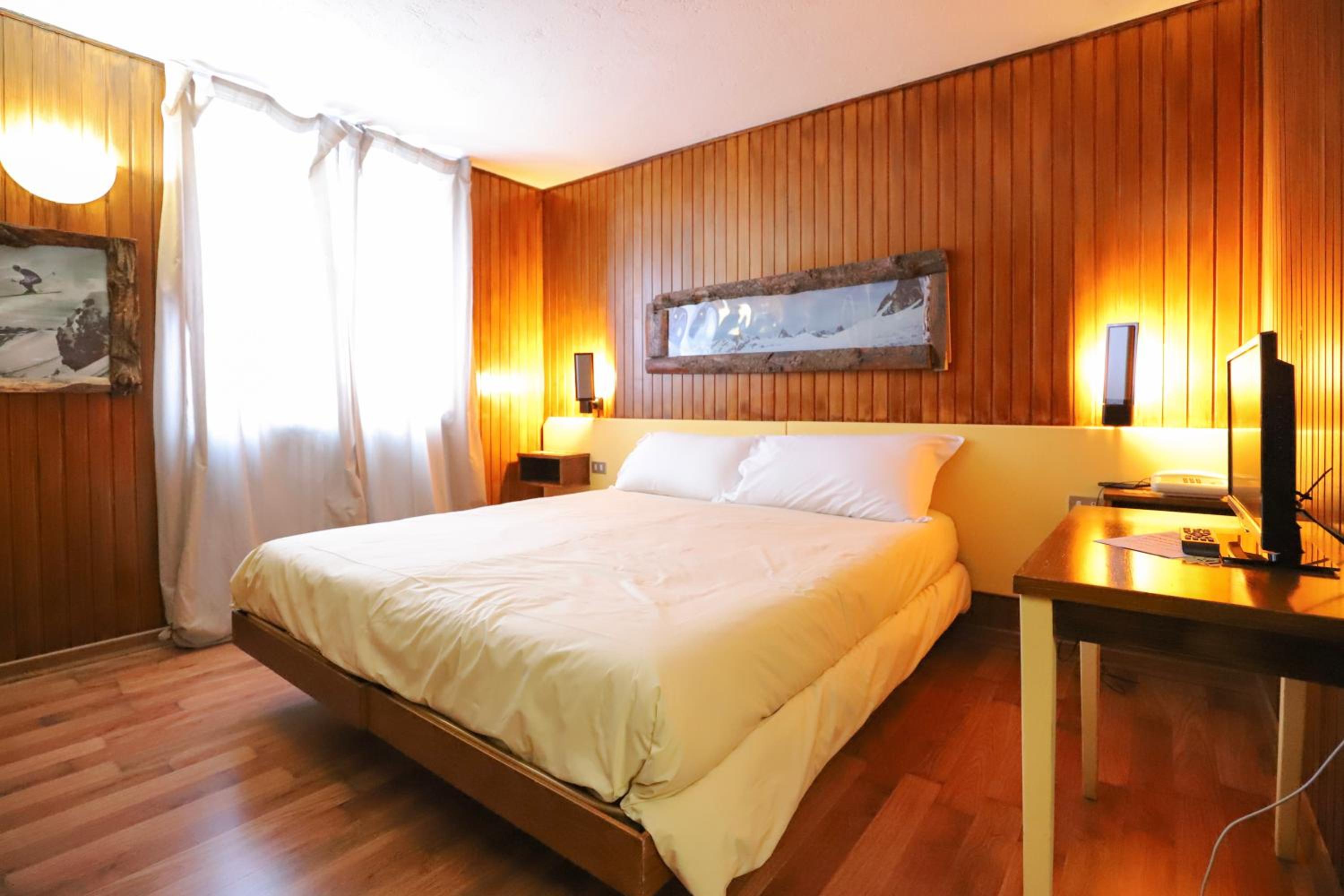 Double or Twin Room with Mountain View - Photo 1