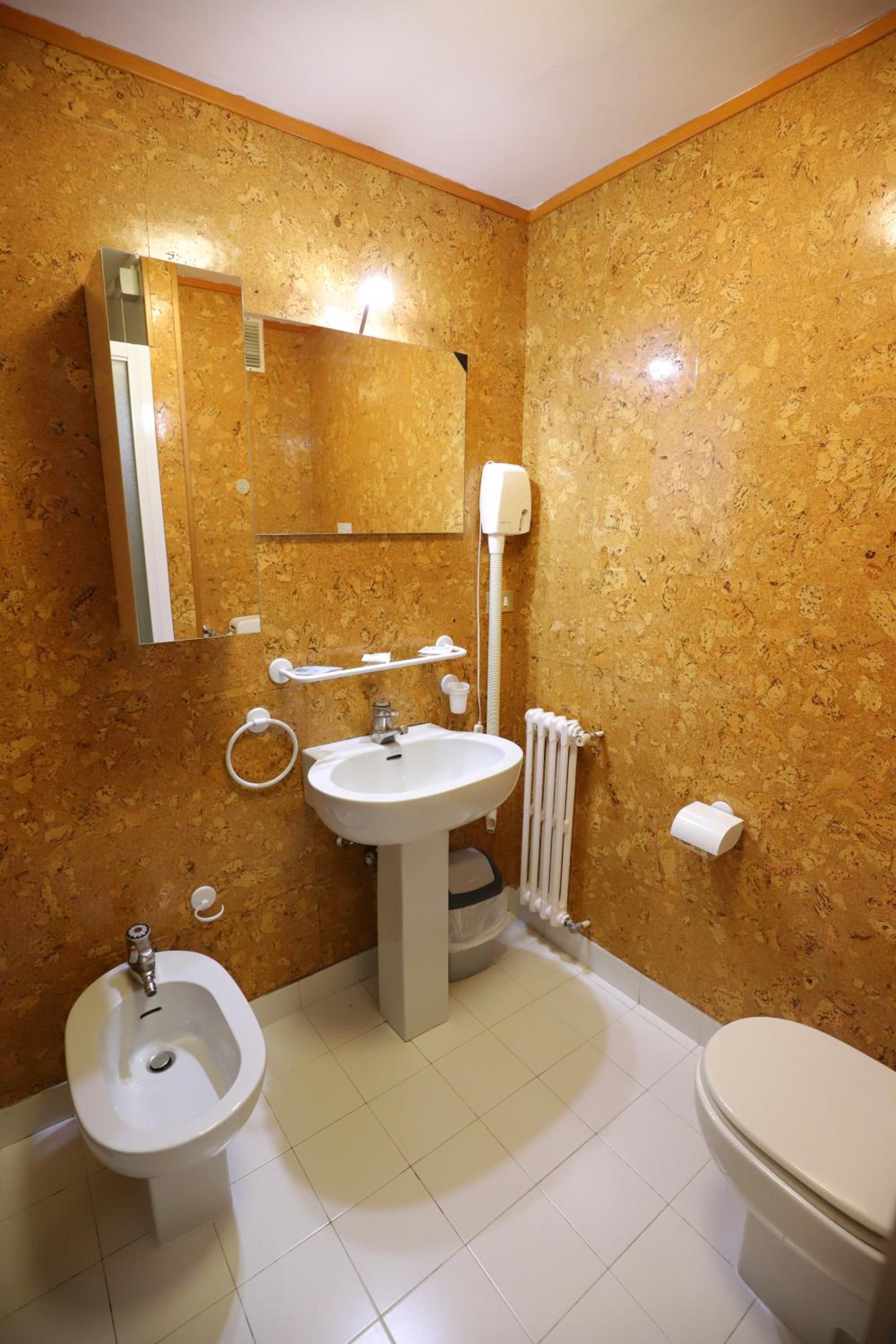 Double or Twin Room with Mountain View - Photo 3