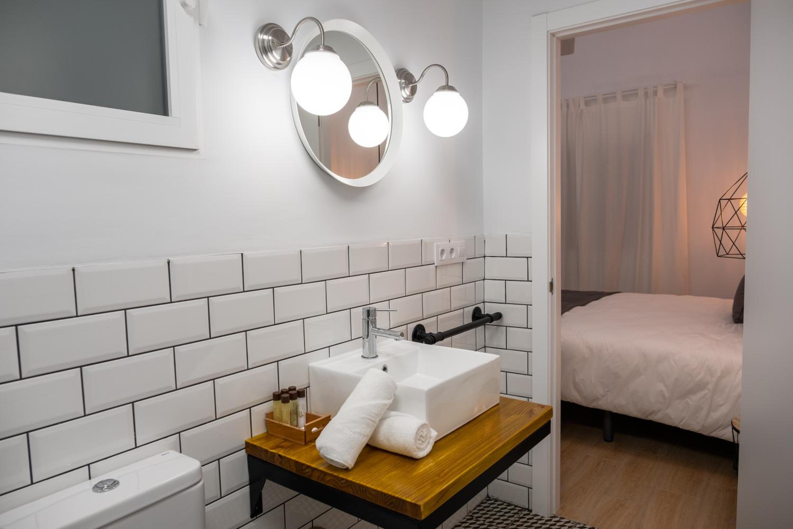 Standard Double Room - Photo 7