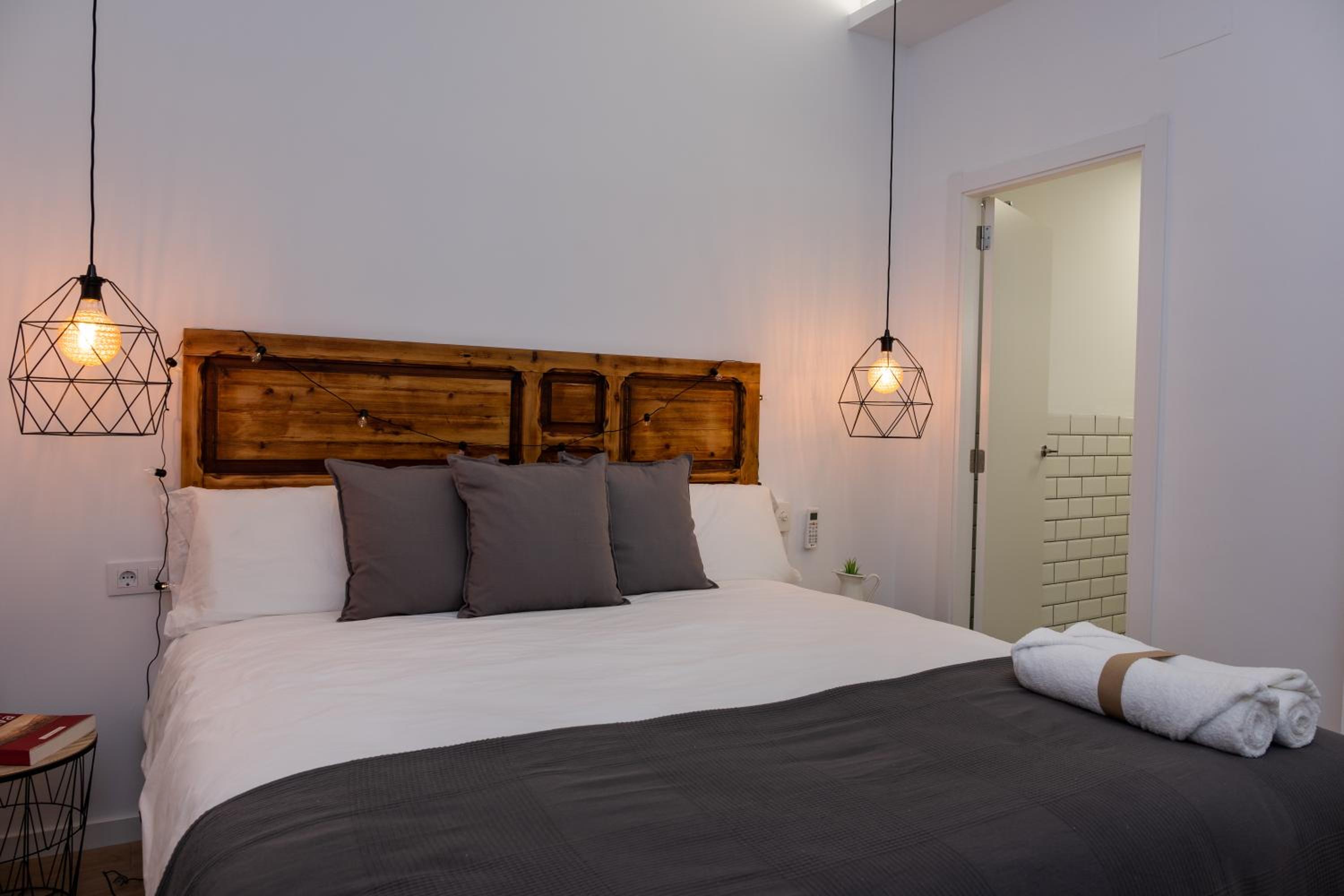 Standard Double Room - Photo 9