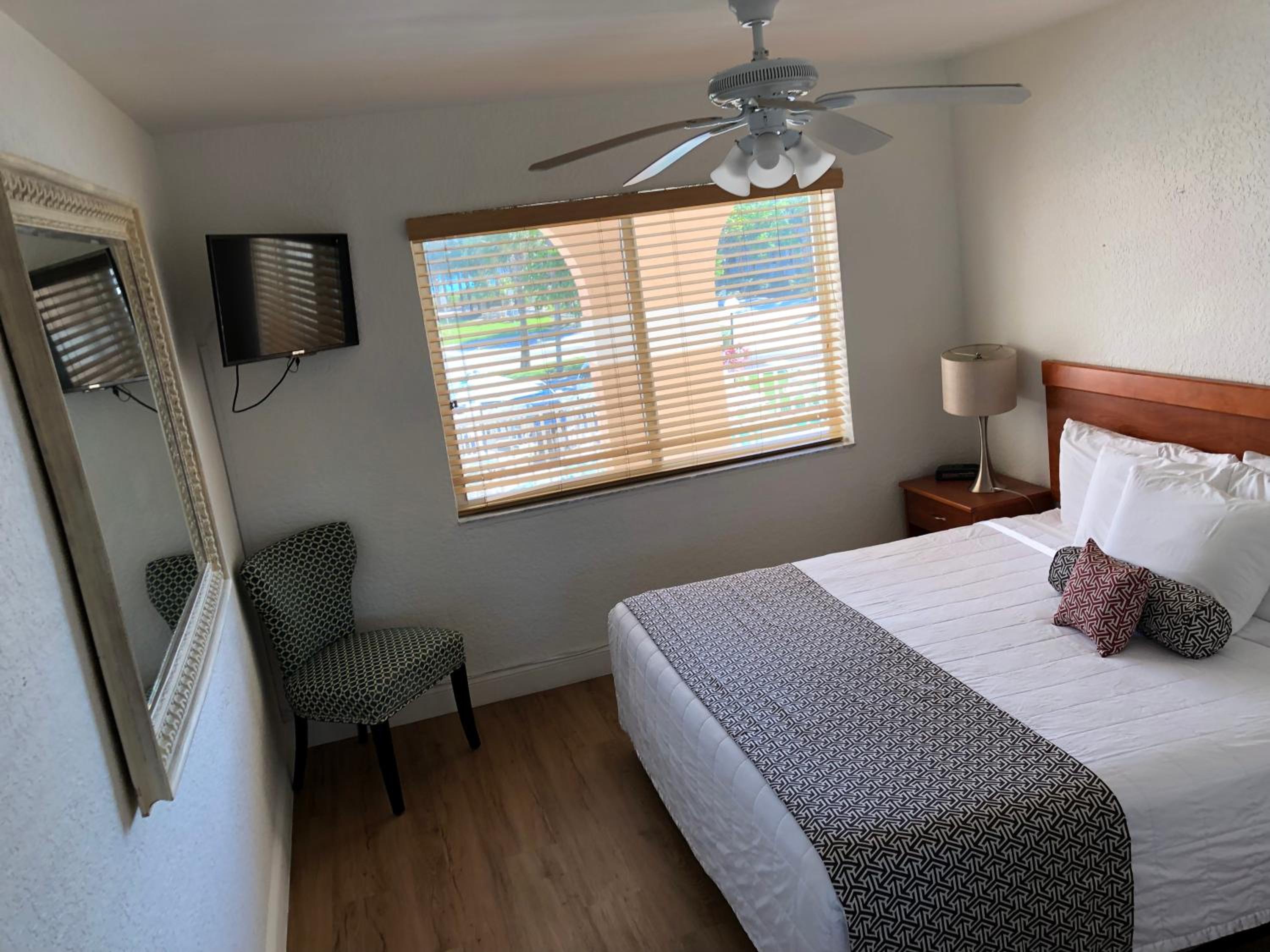 One Bedroom King Suite - Partial Ocean View  photo 3