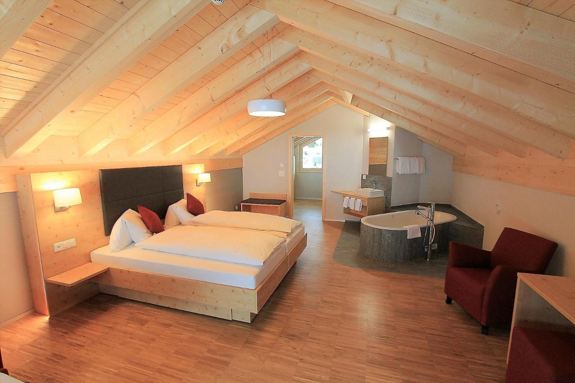 Junior Suite with Balcony - Photo 2