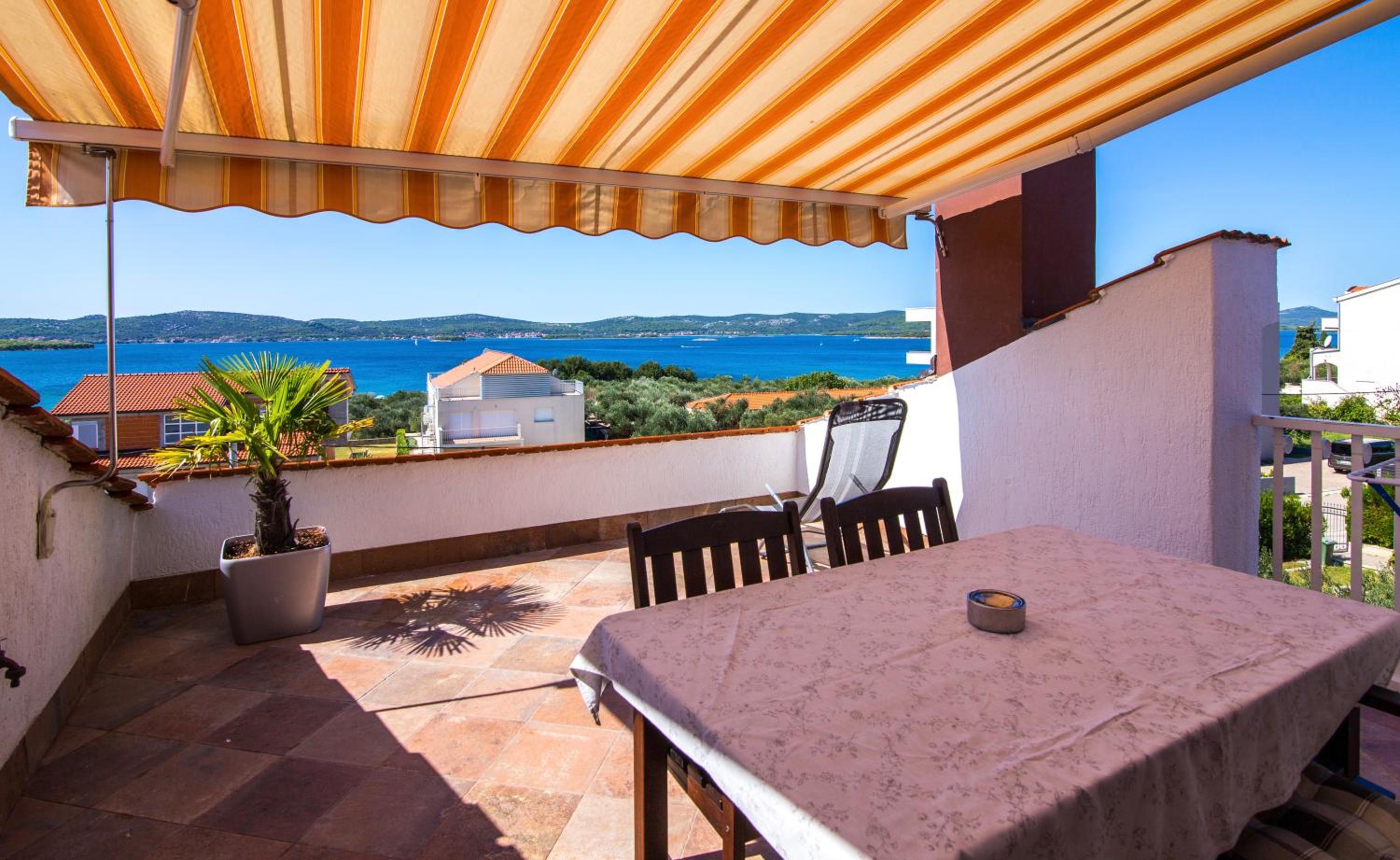 Two-Bedroom Apartment with Balcony and Sea View - Photo 3